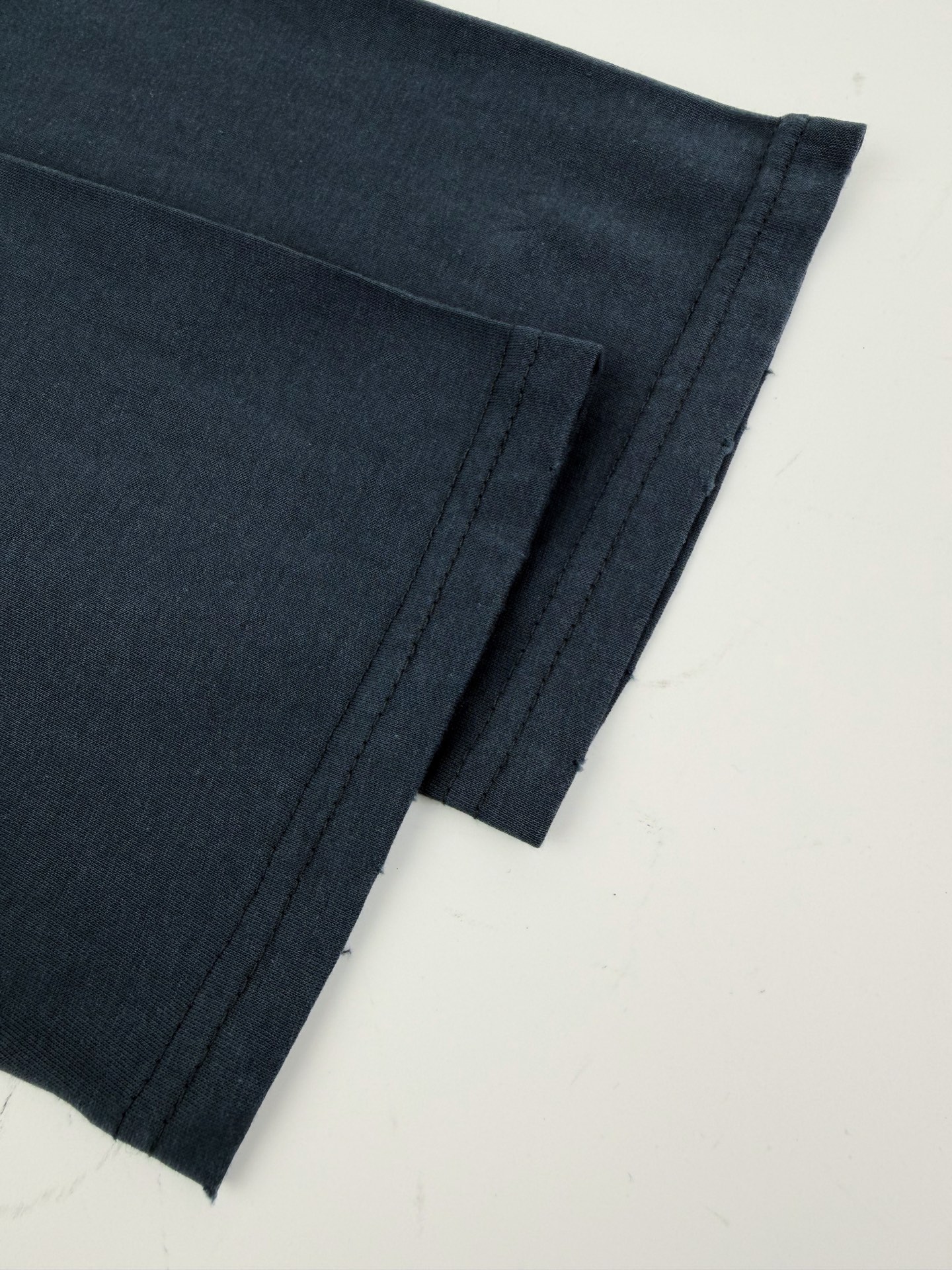 Acne Studios 定制云绒爽滑雪感棉 垂感爽滑 细腻透气 一抹静谧雾蓝悄然绽放 松弛疏离 奢感自生 Acne Studios 1996徽标图案点缀于胸前 字母笔触的深浅不均 宛如岁月镌刻的印记 加以喷绘做旧的不完美感为升华 形成柔与刚的视觉碰撞 无需多言 设计自会说话 让衣服成为穿者个性的延伸