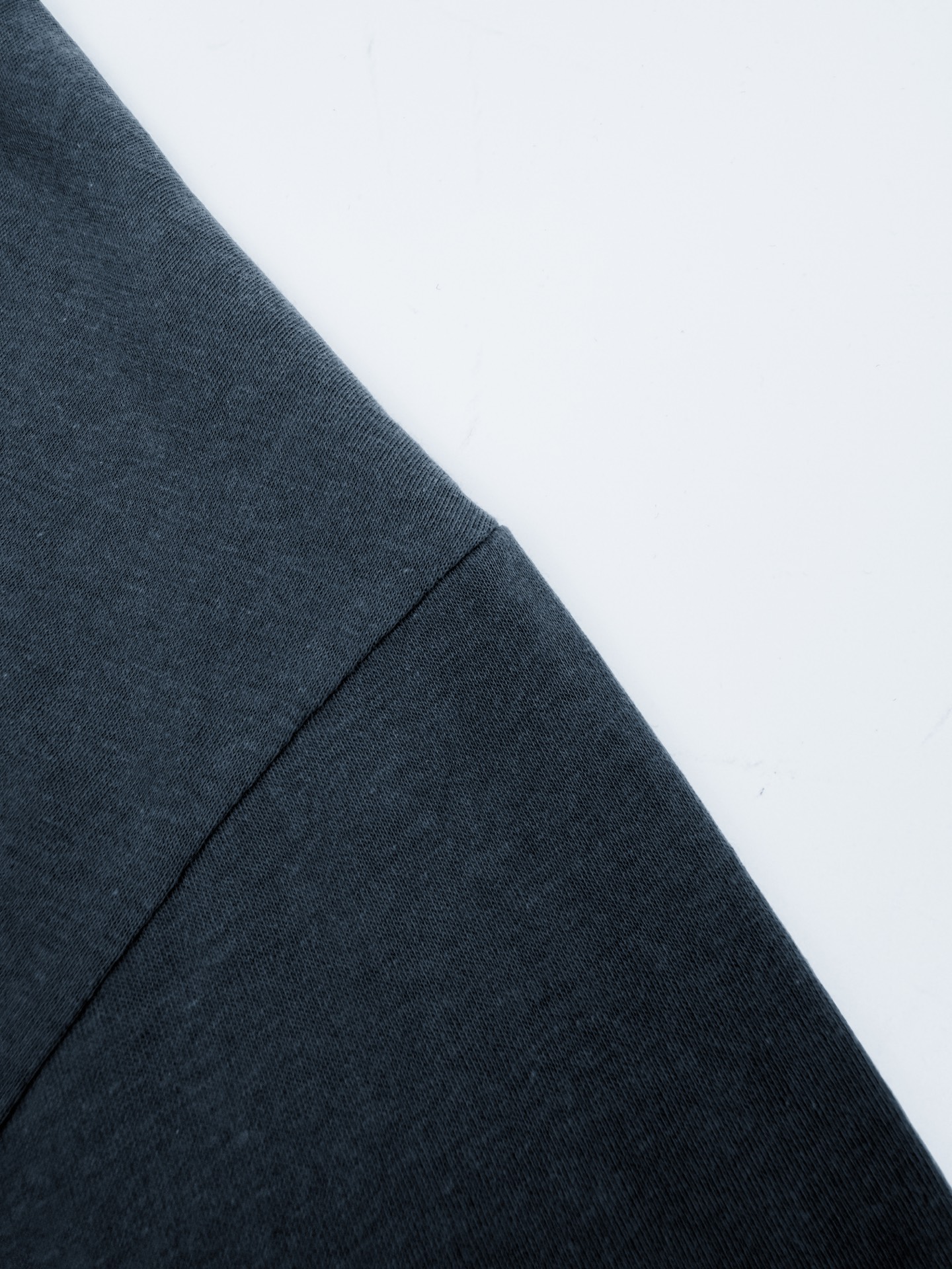 Acne Studios 定制云绒爽滑雪感棉 垂感爽滑 细腻透气 一抹静谧雾蓝悄然绽放 松弛疏离 奢感自生 Acne Studios 1996徽标图案点缀于胸前 字母笔触的深浅不均 宛如岁月镌刻的印记 加以喷绘做旧的不完美感为升华 形成柔与刚的视觉碰撞 无需多言 设计自会说话 让衣服成为穿者个性的延伸