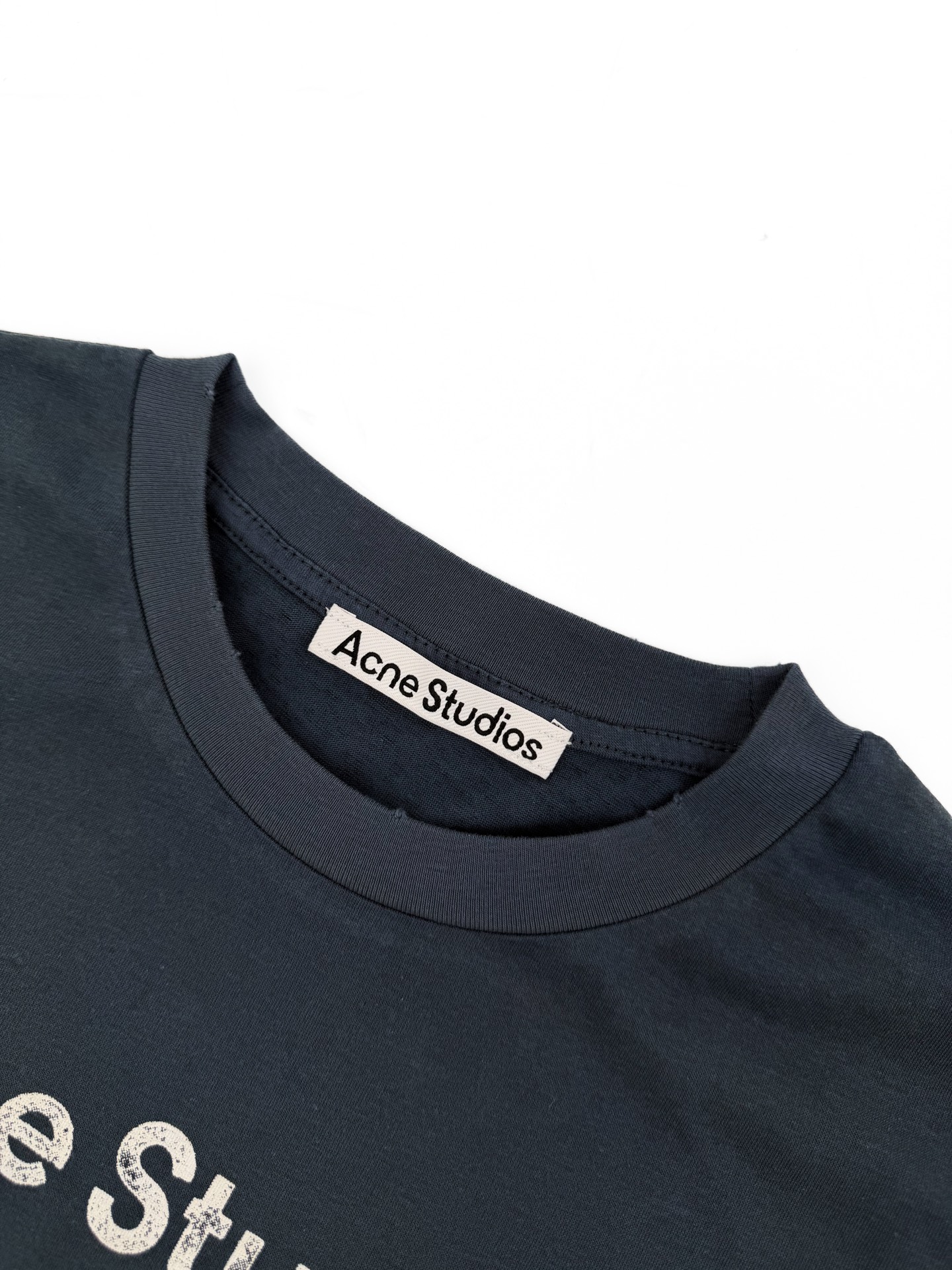 Acne Studios 定制云绒爽滑雪感棉 垂感爽滑 细腻透气 一抹静谧雾蓝悄然绽放 松弛疏离 奢感自生 Acne Studios 1996徽标图案点缀于胸前 字母笔触的深浅不均 宛如岁月镌刻的印记 加以喷绘做旧的不完美感为升华 形成柔与刚的视觉碰撞 无需多言 设计自会说话 让衣服成为穿者个性的延伸
