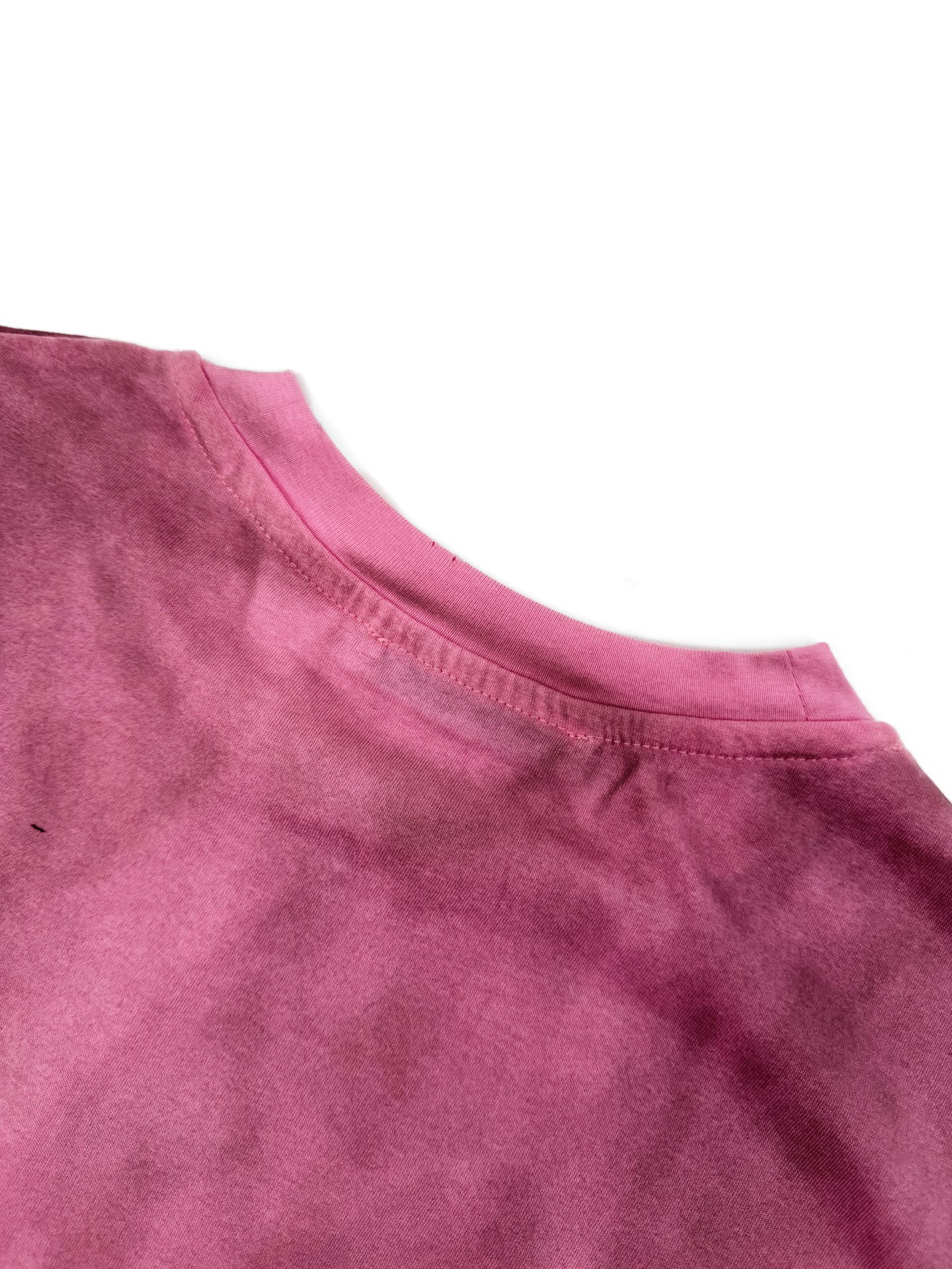 Acne Studios 定制云绒爽滑雪感棉 垂感爽滑 细腻透气 一抹樱花柔粉悄然绽放 松弛疏离 奢感自生 Acne Studios 1996徽标图案点缀于胸前 字母笔触的深浅不均 宛如岁月镌刻的印记 加以喷绘做旧的不完美感为升华 形成柔与刚的视觉碰撞 无需多言 设计自会说话 让衣服成为穿者个性的延伸