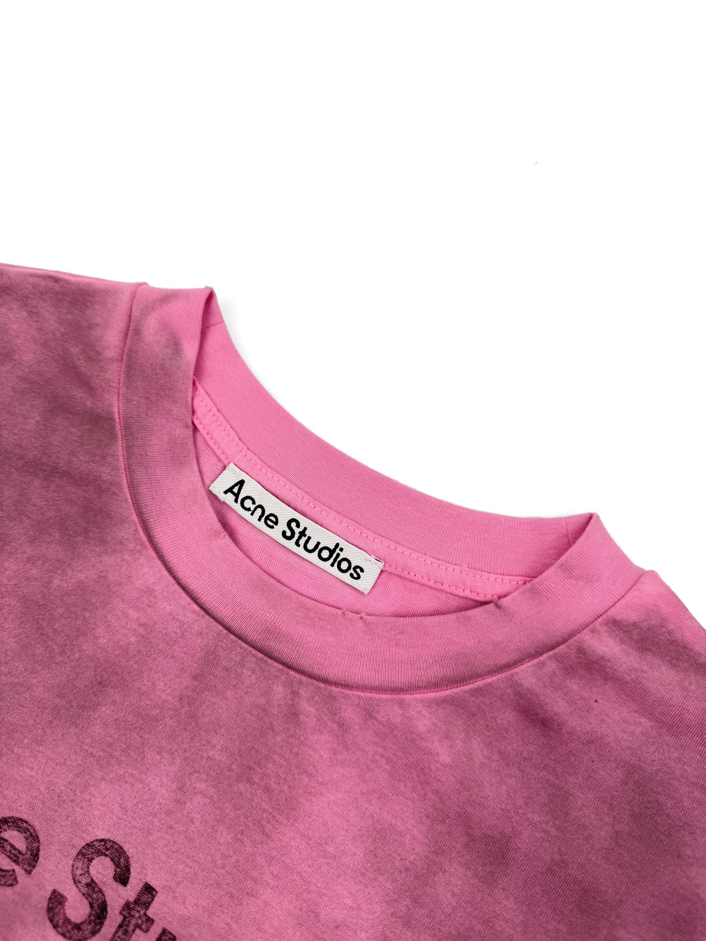 Acne Studios 定制云绒爽滑雪感棉 垂感爽滑 细腻透气 一抹樱花柔粉悄然绽放 松弛疏离 奢感自生 Acne Studios 1996徽标图案点缀于胸前 字母笔触的深浅不均 宛如岁月镌刻的印记 加以喷绘做旧的不完美感为升华 形成柔与刚的视觉碰撞 无需多言 设计自会说话 让衣服成为穿者个性的延伸