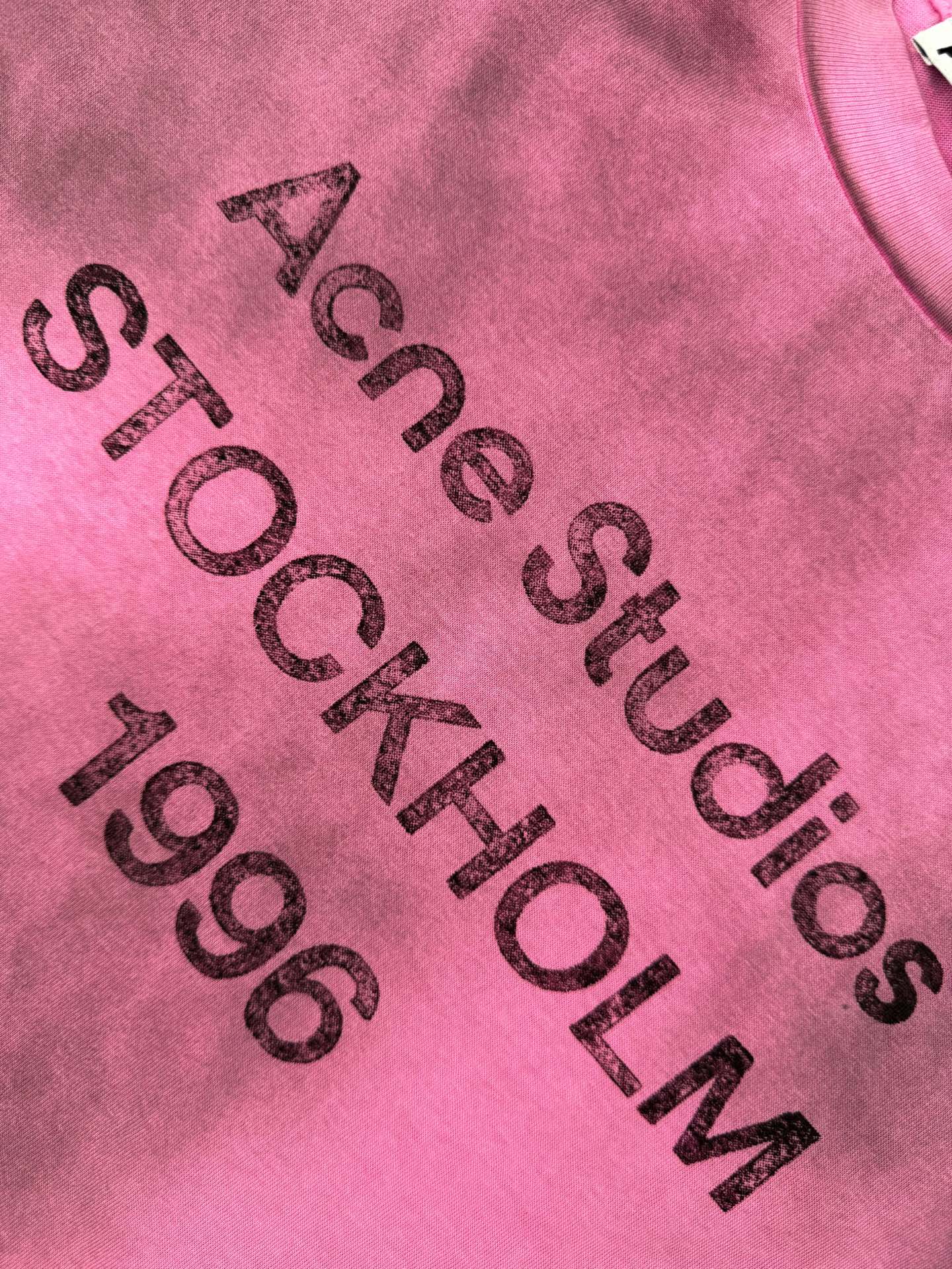 Acne Studios 定制云绒爽滑雪感棉 垂感爽滑 细腻透气 一抹樱花柔粉悄然绽放 松弛疏离 奢感自生 Acne Studios 1996徽标图案点缀于胸前 字母笔触的深浅不均 宛如岁月镌刻的印记 加以喷绘做旧的不完美感为升华 形成柔与刚的视觉碰撞 无需多言 设计自会说话 让衣服成为穿者个性的延伸