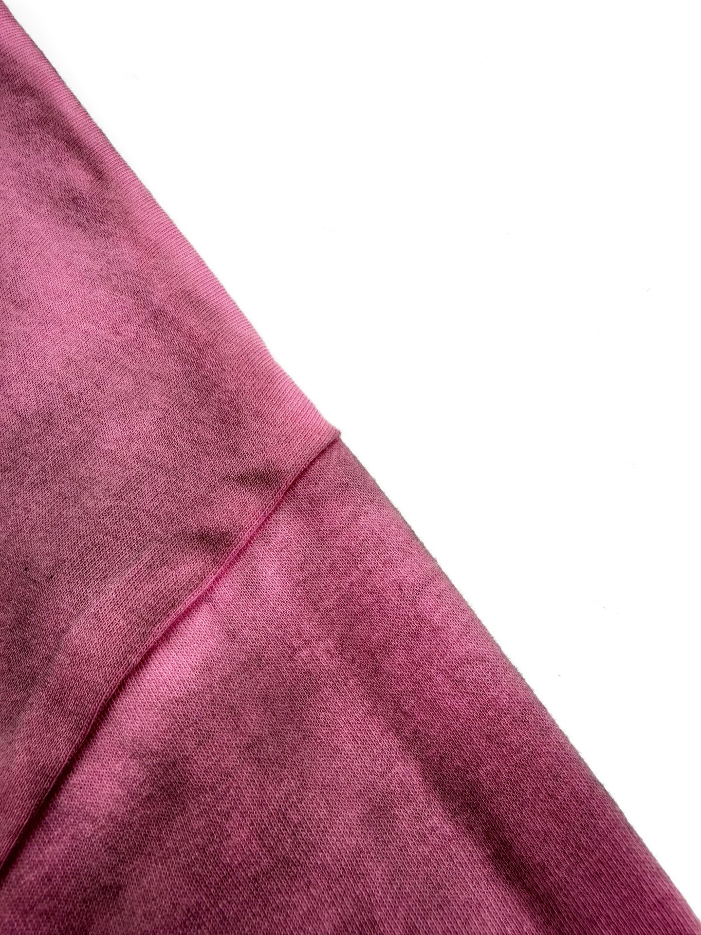 Acne Studios 定制云绒爽滑雪感棉 垂感爽滑 细腻透气 一抹樱花柔粉悄然绽放 松弛疏离 奢感自生 Acne Studios 1996徽标图案点缀于胸前 字母笔触的深浅不均 宛如岁月镌刻的印记 加以喷绘做旧的不完美感为升华 形成柔与刚的视觉碰撞 无需多言 设计自会说话 让衣服成为穿者个性的延伸