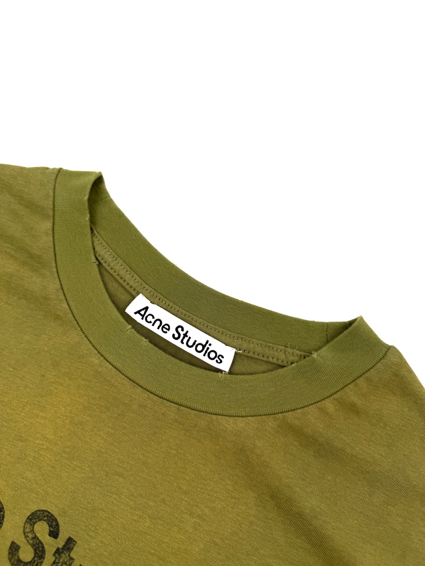Acne Studios 定制云绒爽滑雪感棉 垂感爽滑 细腻透气 一抹苔原浅绿悄然绽放 松弛疏离 奢感自生 Acne Studios 1996徽标图案点缀于胸前 字母笔触的深浅不均 宛如岁月镌刻的印记 加以喷绘做旧的不完美感为升华 形成柔与刚的视觉碰撞 无需多言 设计自会说话 让衣服成为穿者个性的延伸