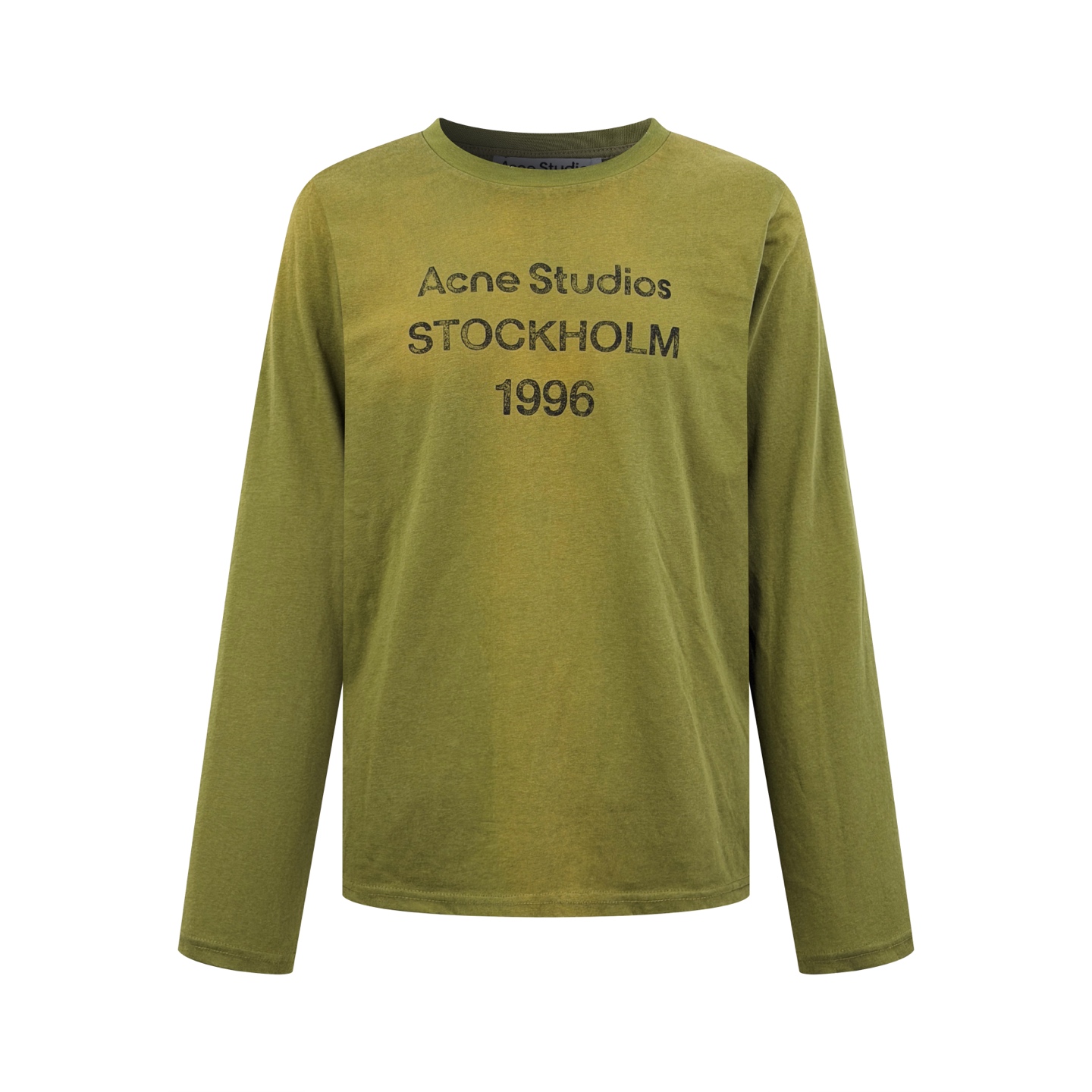 Acne Studios 定制云绒爽滑雪感棉 垂感爽滑 细腻透气 一抹苔原浅绿悄然绽放 松弛疏离 奢感自生 Acne Studios 1996徽标图案点缀于胸前 字母笔触的深浅不均 宛如岁月镌刻的印记 加以喷绘做旧的不完美感为升华 形成柔与刚的视觉碰撞 无需多言 设计自会说话 让衣服成为穿者个性的延伸