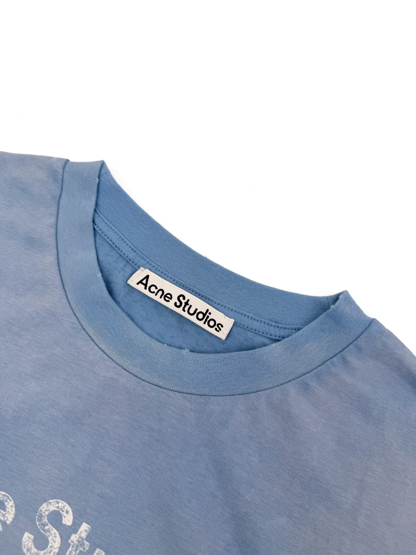 Acne Studios 定制云绒爽滑雪感棉 垂感爽滑 细腻透气 一抹冰川蓝悄然绽放 松弛疏离 奢感自生 Acne Studios 1996徽标图案点缀于胸前 字母笔触的深浅不均 宛如岁月镌刻的印记 加以喷绘做旧的不完美感为升华 形成柔与刚的视觉碰撞 无需多言 设计自会说话 让衣服成为穿者个性的延伸