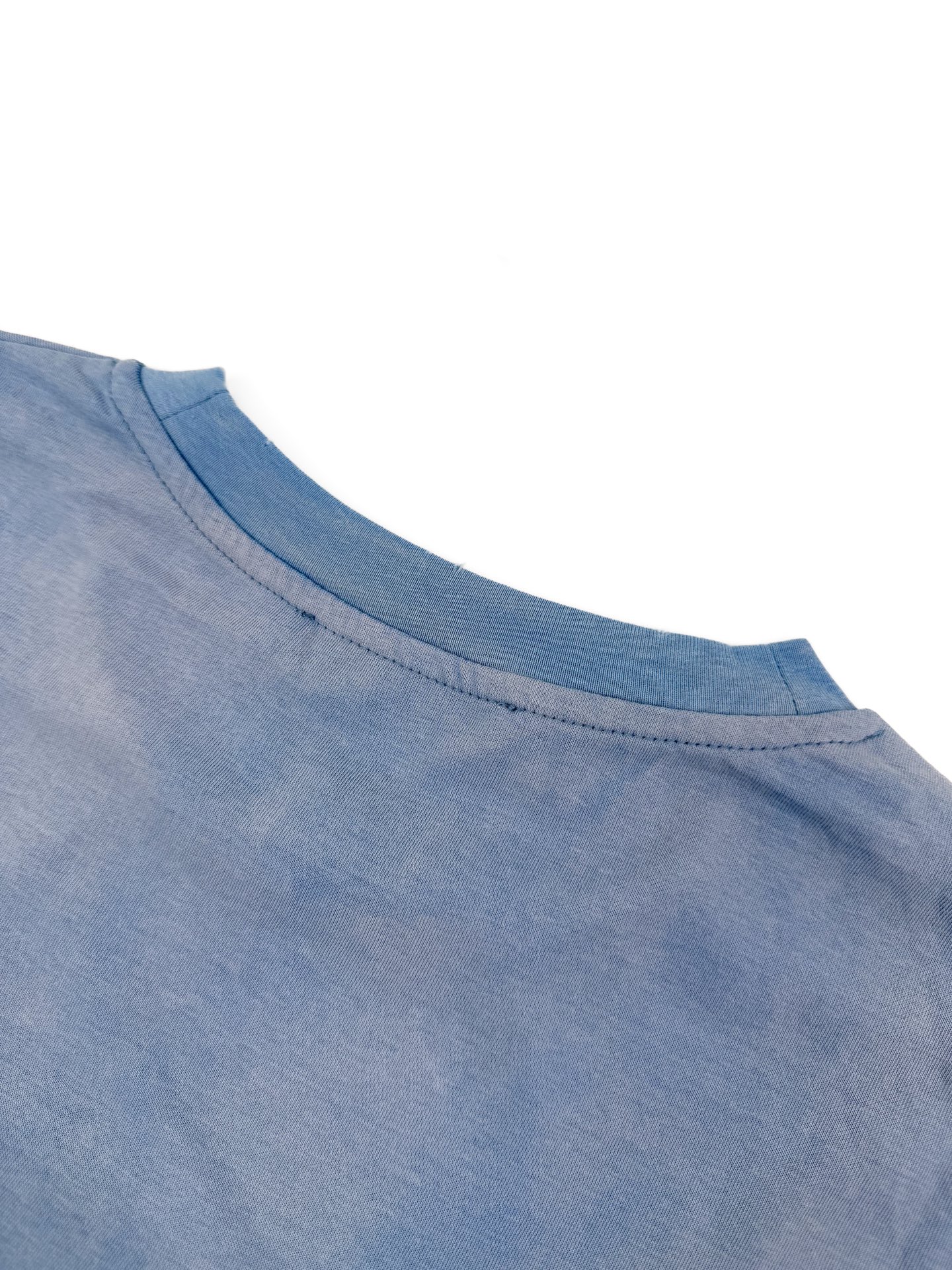 Acne Studios 定制云绒爽滑雪感棉 垂感爽滑 细腻透气 一抹冰川蓝悄然绽放 松弛疏离 奢感自生 Acne Studios 1996徽标图案点缀于胸前 字母笔触的深浅不均 宛如岁月镌刻的印记 加以喷绘做旧的不完美感为升华 形成柔与刚的视觉碰撞 无需多言 设计自会说话 让衣服成为穿者个性的延伸