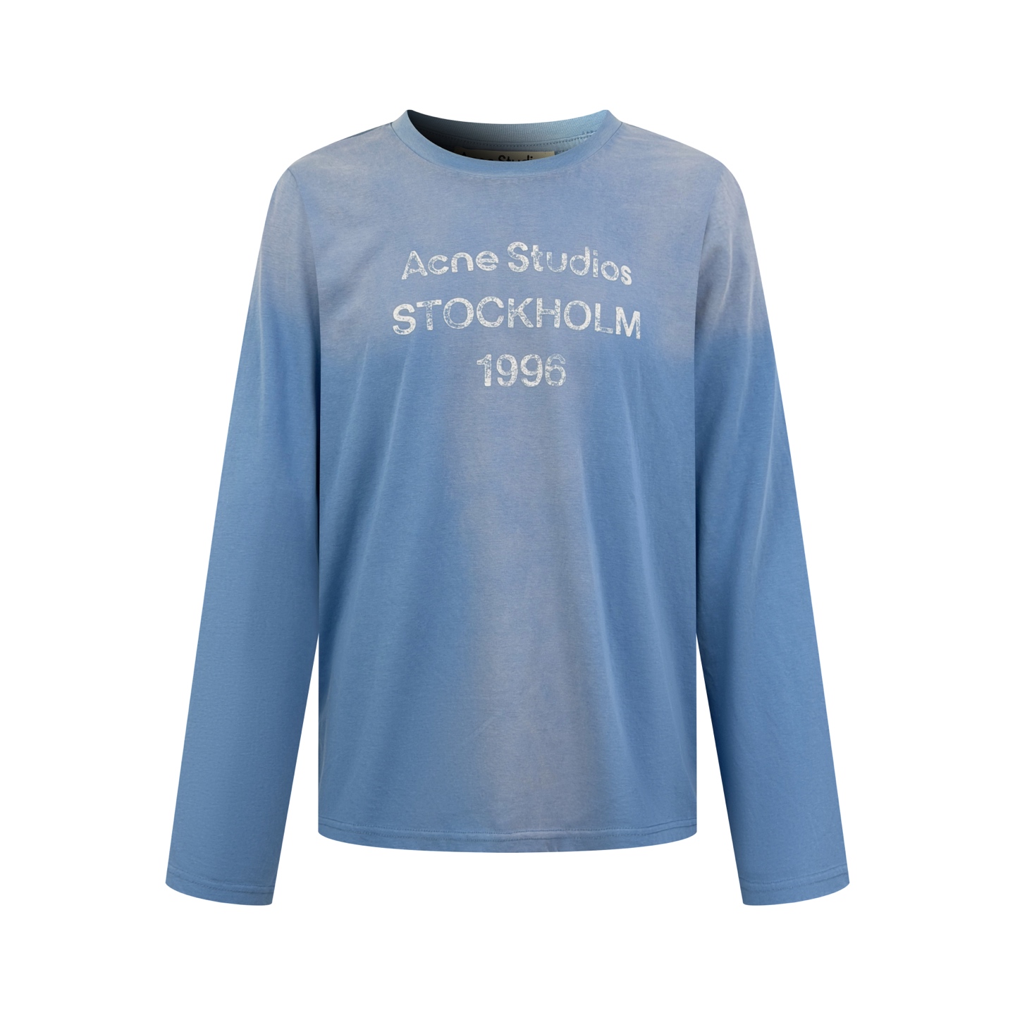 Acne Studios 定制云绒爽滑雪感棉 垂感爽滑 细腻透气 一抹冰川蓝悄然绽放 松弛疏离 奢感自生 Acne Studios 1996徽标图案点缀于胸前 字母笔触的深浅不均 宛如岁月镌刻的印记 加以喷绘做旧的不完美感为升华 形成柔与刚的视觉碰撞 无需多言 设计自会说话 让衣服成为穿者个性的延伸