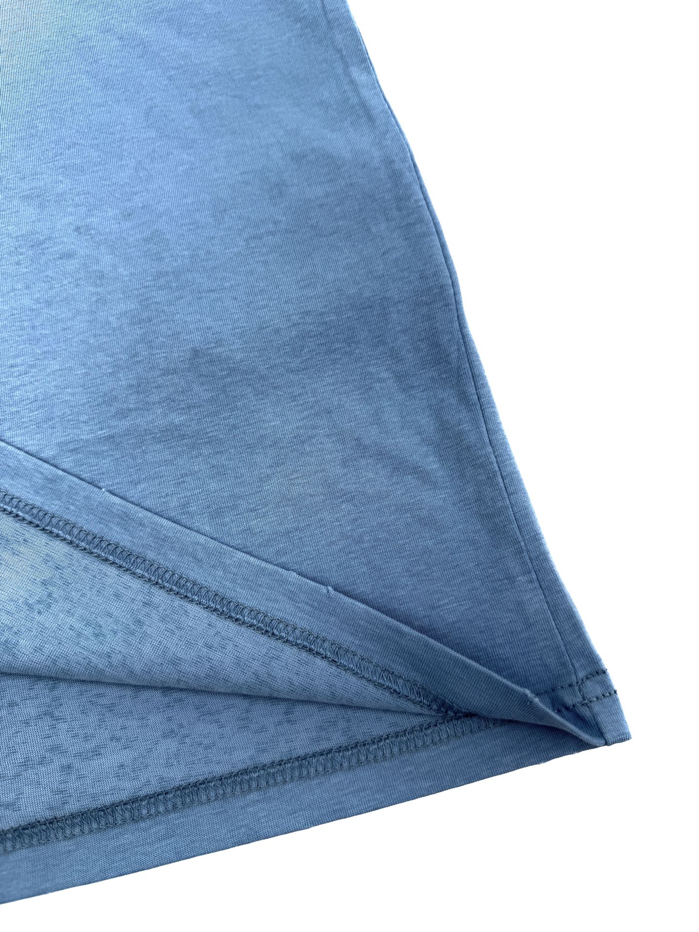 Acne Studios 定制云绒爽滑雪感棉 垂感爽滑 细腻透气 一抹冰川蓝悄然绽放 松弛疏离 奢感自生 Acne Studios 1996徽标图案点缀于胸前 字母笔触的深浅不均 宛如岁月镌刻的印记 加以喷绘做旧的不完美感为升华 形成柔与刚的视觉碰撞 无需多言 设计自会说话 让衣服成为穿者个性的延伸