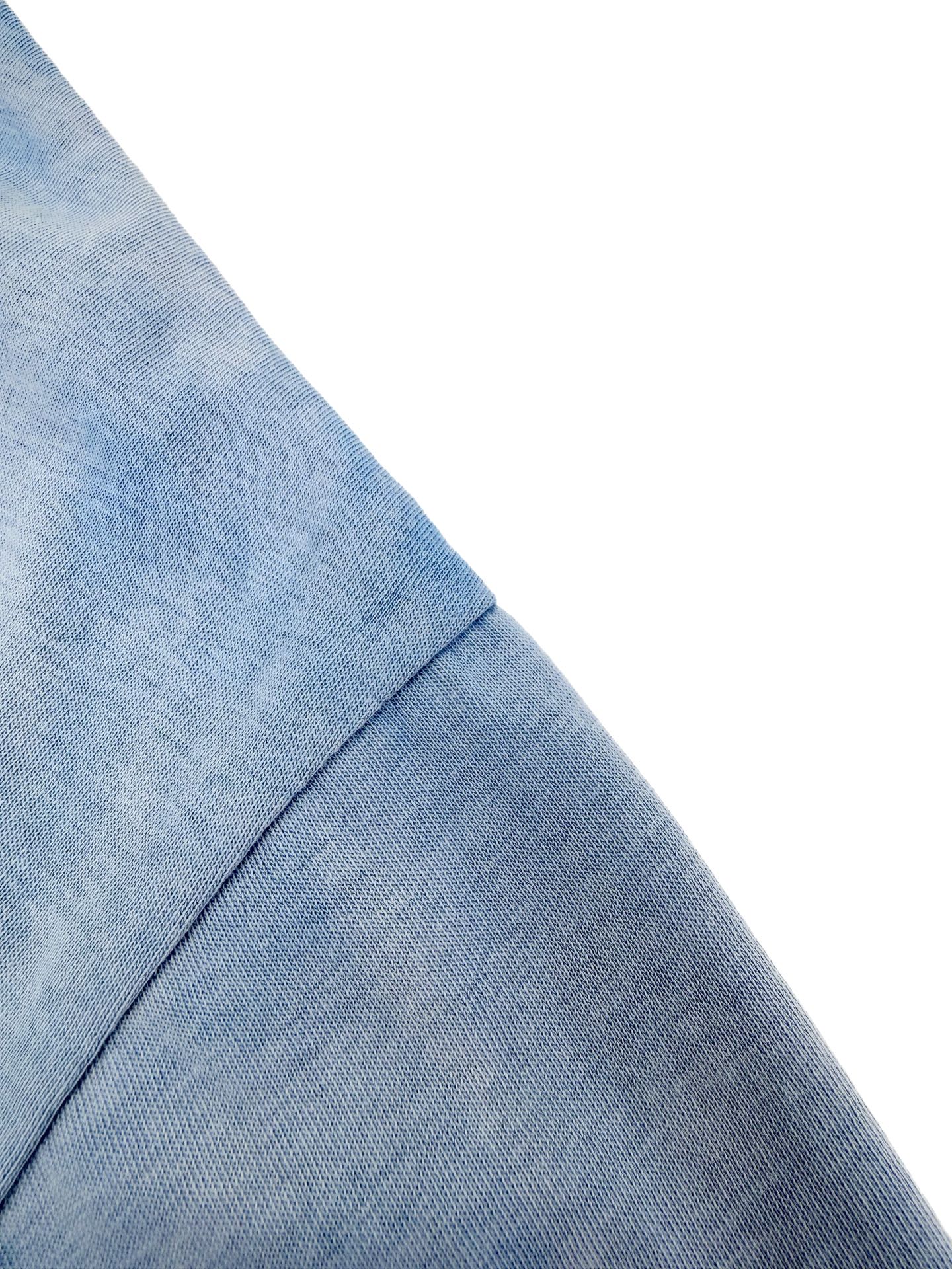 Acne Studios 定制云绒爽滑雪感棉 垂感爽滑 细腻透气 一抹冰川蓝悄然绽放 松弛疏离 奢感自生 Acne Studios 1996徽标图案点缀于胸前 字母笔触的深浅不均 宛如岁月镌刻的印记 加以喷绘做旧的不完美感为升华 形成柔与刚的视觉碰撞 无需多言 设计自会说话 让衣服成为穿者个性的延伸