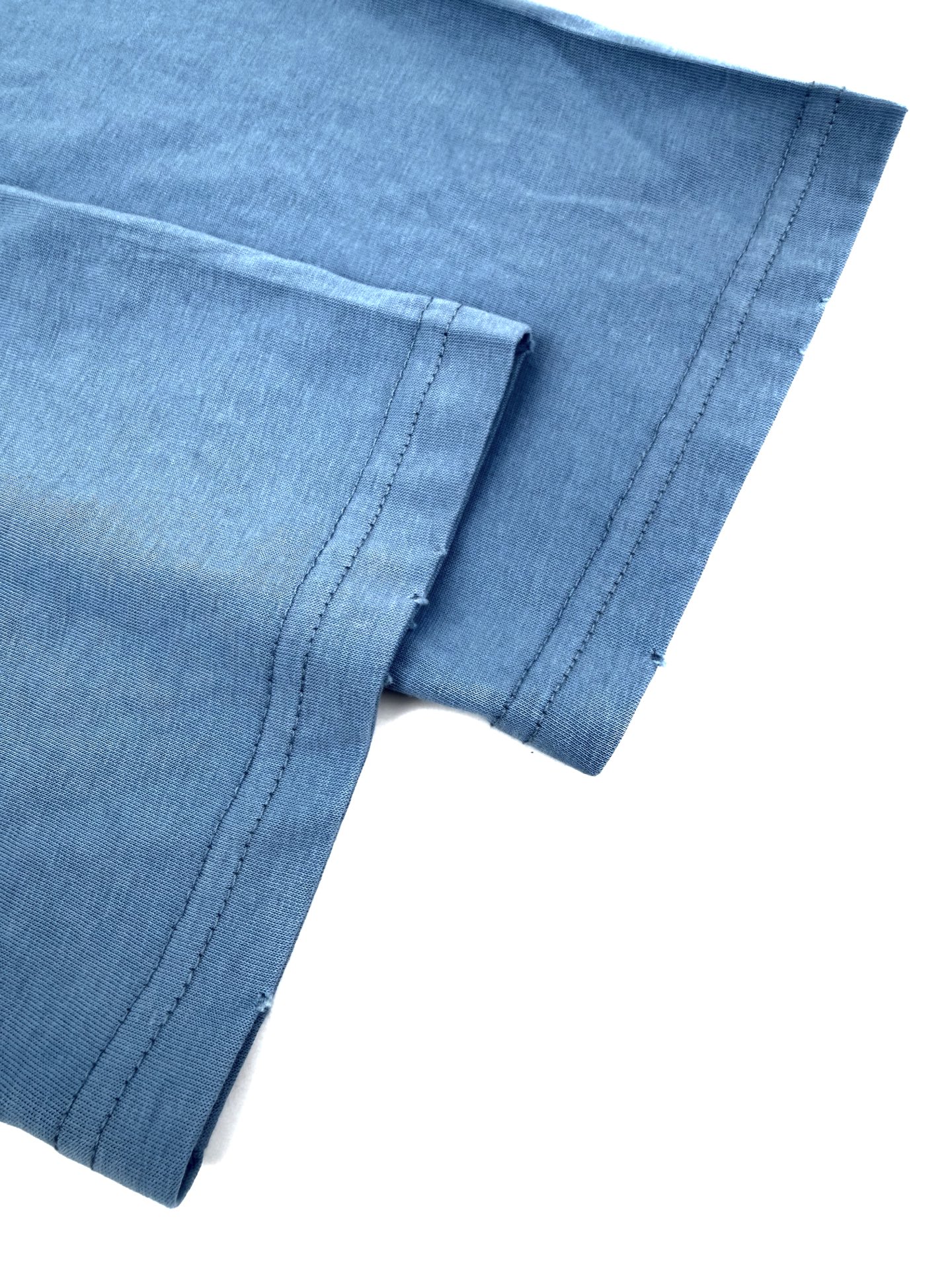 Acne Studios 定制云绒爽滑雪感棉 垂感爽滑 细腻透气 一抹冰川蓝悄然绽放 松弛疏离 奢感自生 Acne Studios 1996徽标图案点缀于胸前 字母笔触的深浅不均 宛如岁月镌刻的印记 加以喷绘做旧的不完美感为升华 形成柔与刚的视觉碰撞 无需多言 设计自会说话 让衣服成为穿者个性的延伸