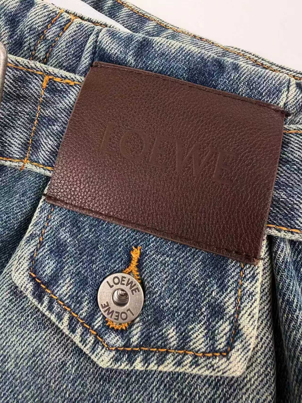 Loewe Loewe压纹皮革贴片低调点缀于裤身正面 藏于细节的奢牌巧思 抒写品牌身份 正面的立体褶裥设计