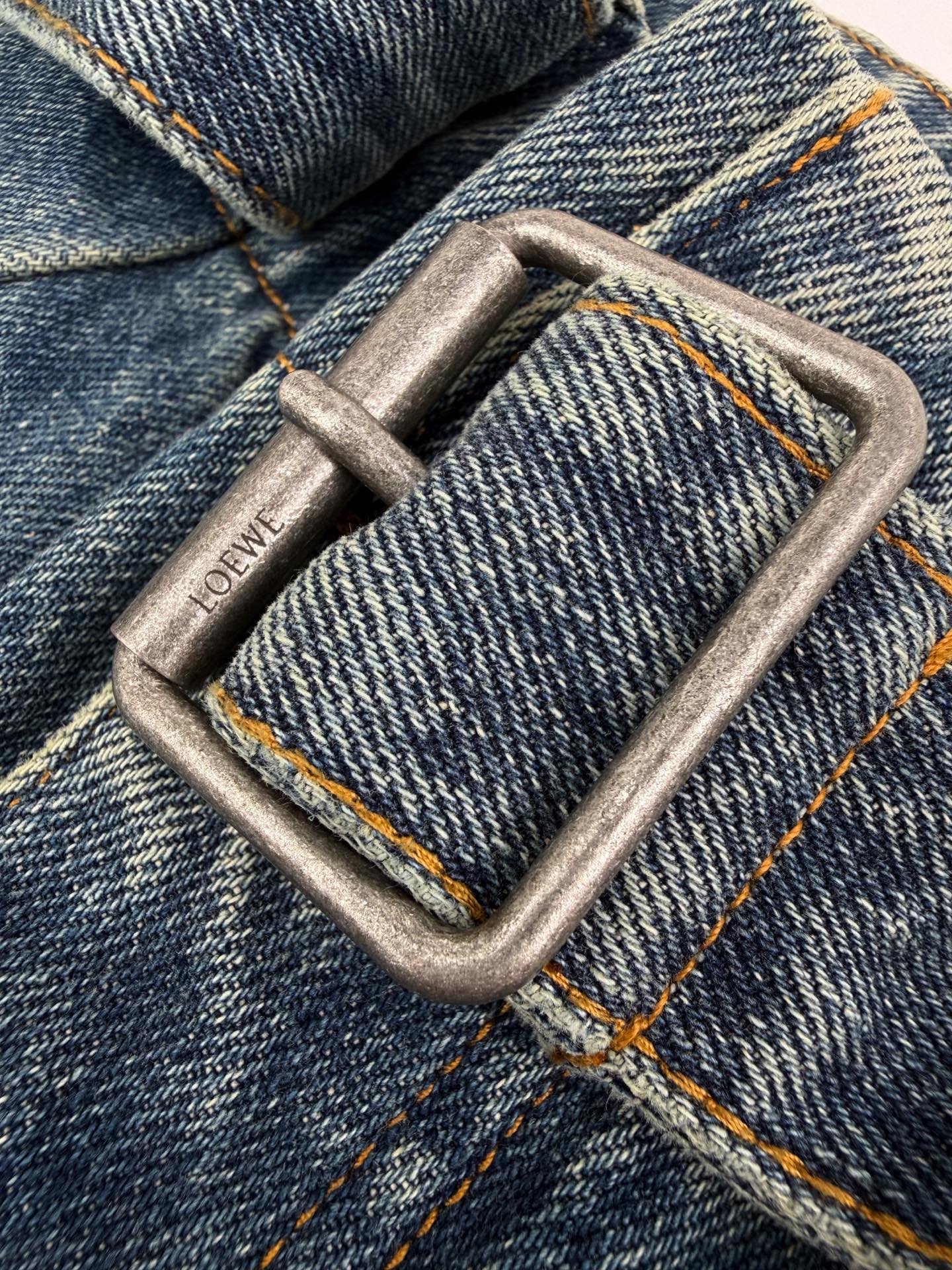 Loewe Loewe压纹皮革贴片低调点缀于裤身正面 藏于细节的奢牌巧思 抒写品牌身份 正面的立体褶裥设计