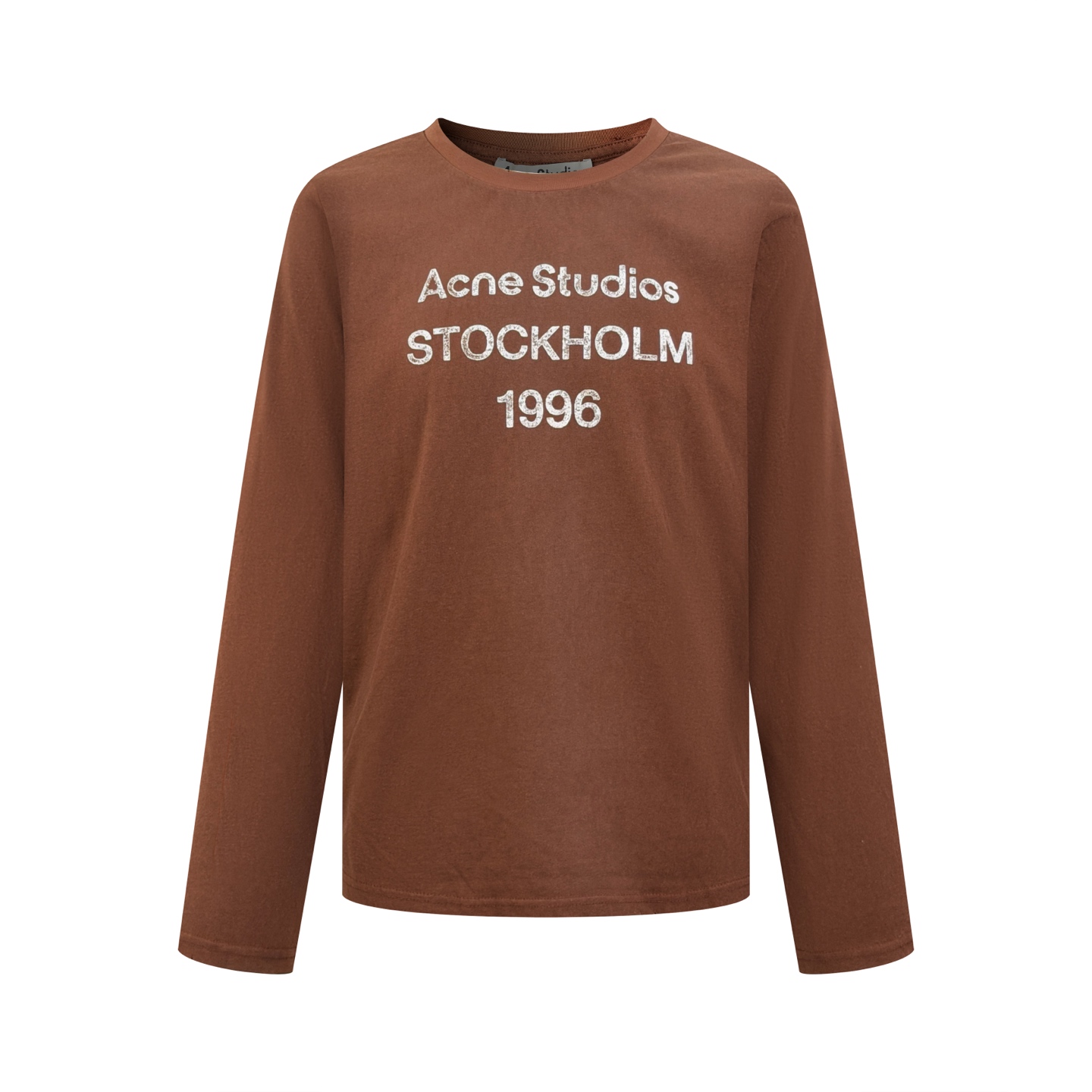 Acne Studios 定制云绒爽滑雪感棉 垂感爽滑 细腻透气 一抹赤陶棕咖悄然绽放 松弛疏离 奢感自生 Acne Studios 1996徽标图案点缀于胸前 字母笔触的深浅不均 宛如岁月镌刻的印记 加以喷绘做旧的不完美感为升华 形成柔与刚的视觉碰撞 无需多言 设计自会说话 让衣服成为穿者个性的延伸