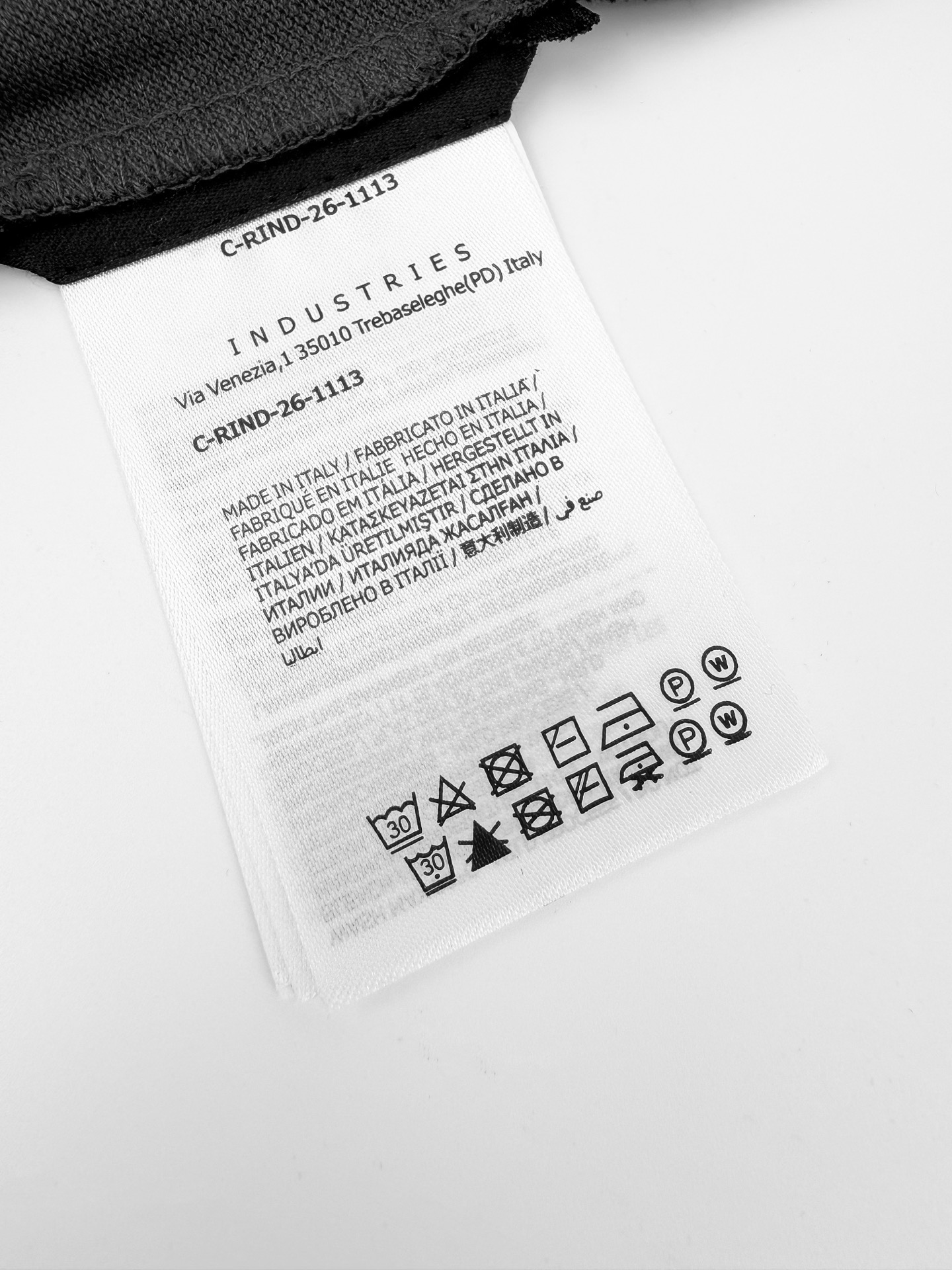 Moncler 定制双珠肌理奢棉 紧致细腻 舒适贴肤 以暗夜炭灰为底 于沉静中藏住锋芒 胸前错位叠印MONCLER字母印花 以黑白层次勾勒先锋格调 袖侧同色徽标 于暗纹肌理间镌刻身份密码 双标识静默共鸣 利落剪裁塑精英风骨 细节藏不动声色奢雅