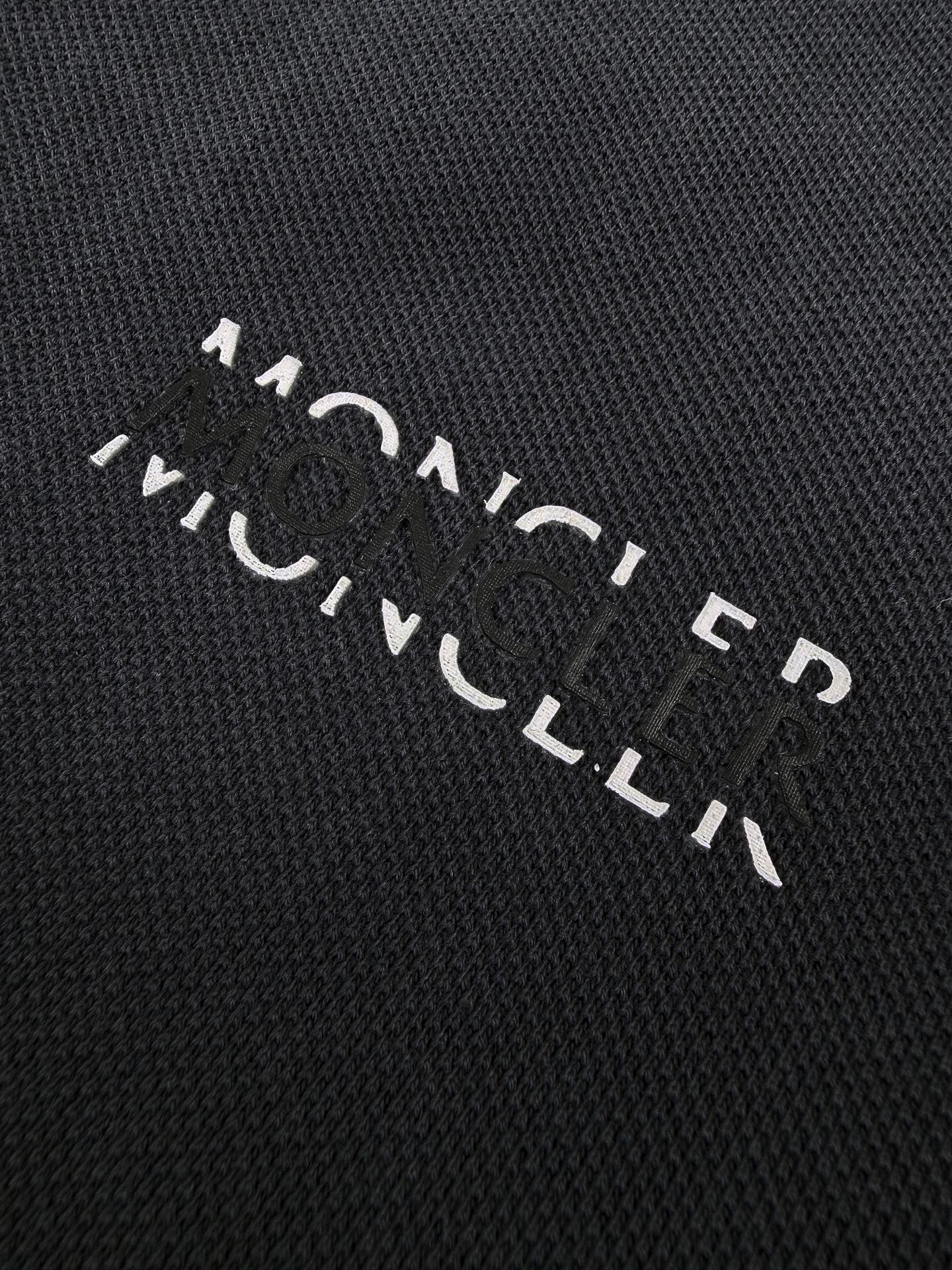 Moncler 定制双珠肌理奢棉 紧致细腻 舒适贴肤 以暗夜炭灰为底 于沉静中藏住锋芒 胸前错位叠印MONCLER字母印花 以黑白层次勾勒先锋格调 袖侧同色徽标 于暗纹肌理间镌刻身份密码 双标识静默共鸣 利落剪裁塑精英风骨 细节藏不动声色奢雅