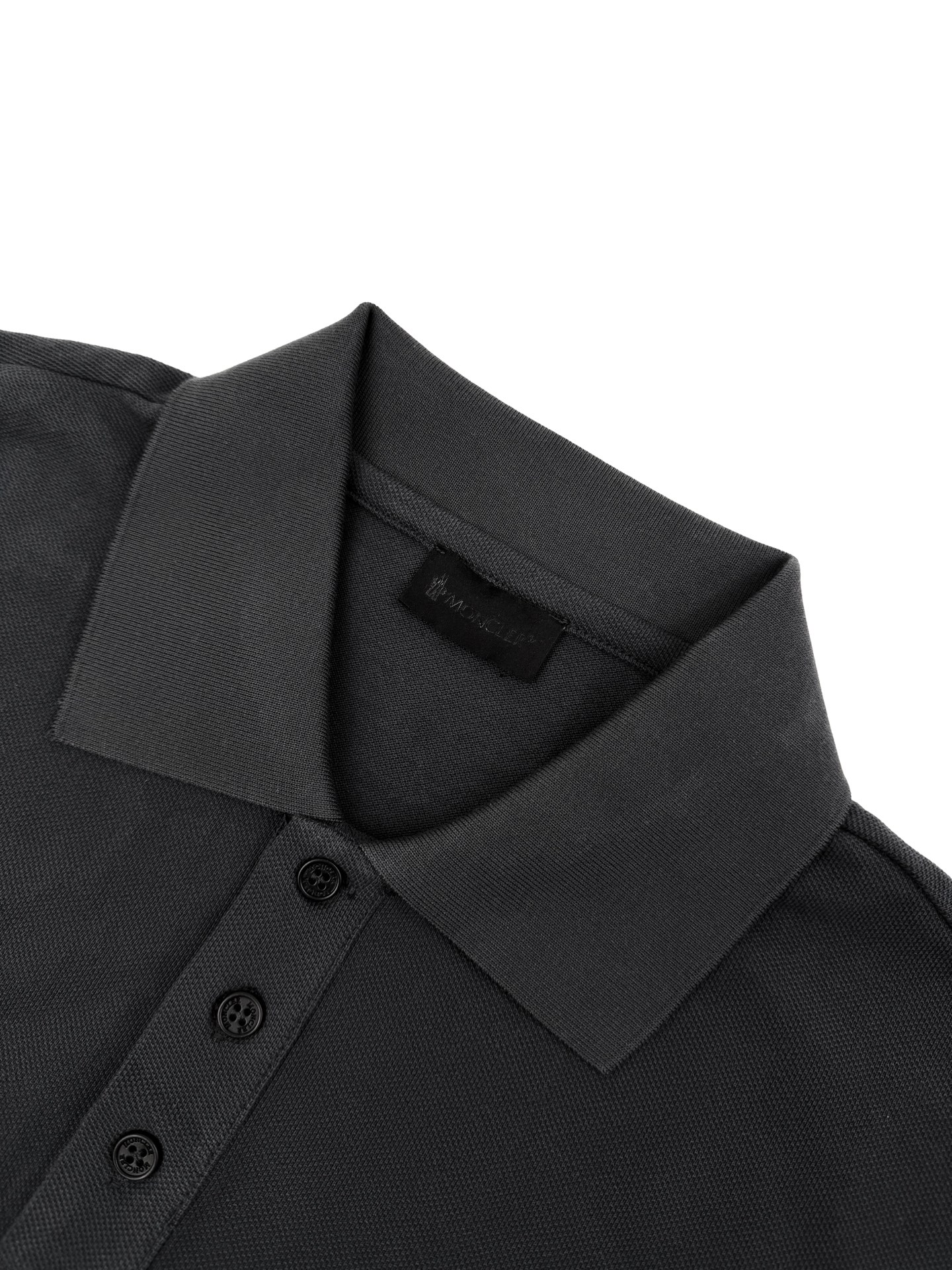 Moncler 定制双珠肌理奢棉 紧致细腻 舒适贴肤 以暗夜炭灰为底 于沉静中藏住锋芒 胸前错位叠印MONCLER字母印花 以黑白层次勾勒先锋格调 袖侧同色徽标 于暗纹肌理间镌刻身份密码 双标识静默共鸣 利落剪裁塑精英风骨 细节藏不动声色奢雅