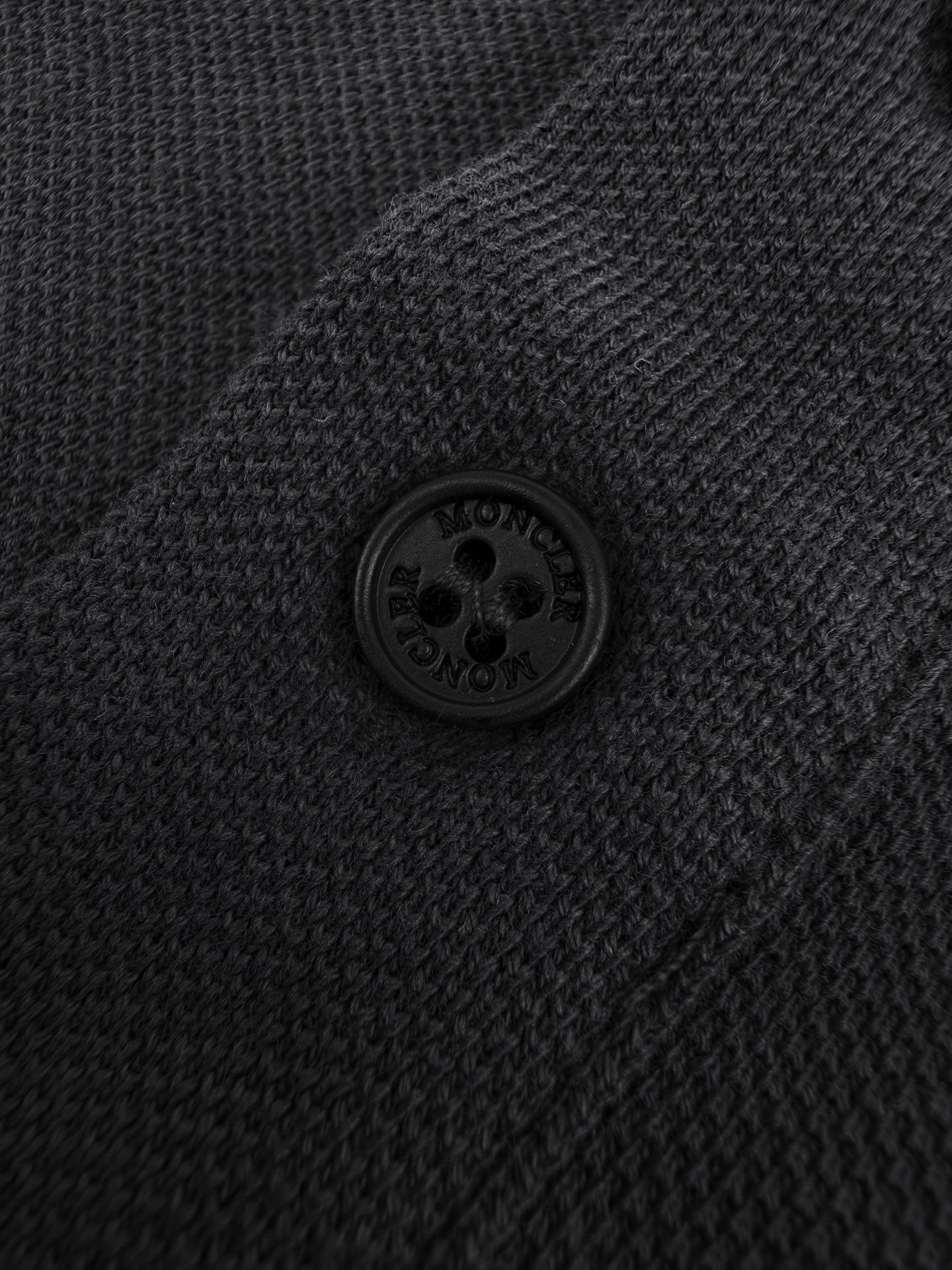 Moncler 定制双珠肌理奢棉 紧致细腻 舒适贴肤 以暗夜炭灰为底 于沉静中藏住锋芒 胸前错位叠印MONCLER字母印花 以黑白层次勾勒先锋格调 袖侧同色徽标 于暗纹肌理间镌刻身份密码 双标识静默共鸣 利落剪裁塑精英风骨 细节藏不动声色奢雅