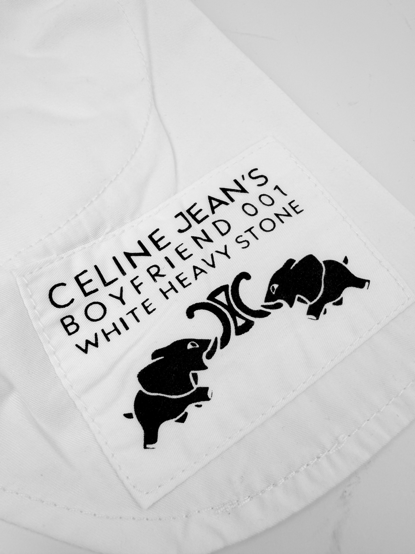 Celine 定制高密定织本白丹宁布 质感卓越 舒适贴肤 以温润柔和的奶感白调为基调 醇厚干净 一枚Celine皮牌于后腰留白处悄然点缀格调 低调显贵 以纯粹净白为设计内核 简约却极具辨识度 自带清冷松弛的老钱氛围感 行走间自有一番随性自在的气度