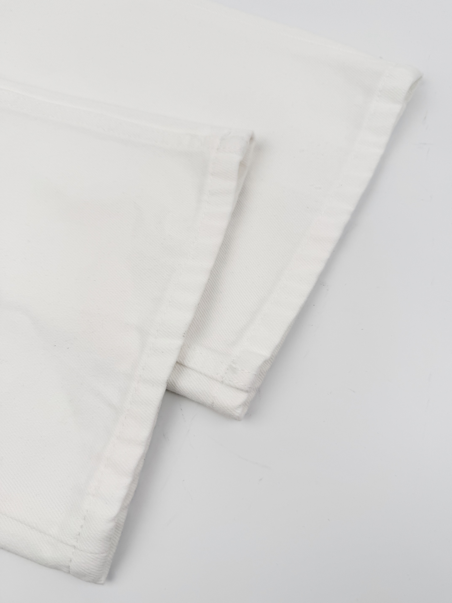 Celine 定制高密定织本白丹宁布 质感卓越 舒适贴肤 以温润柔和的奶感白调为基调 醇厚干净 一枚Celine皮牌于后腰留白处悄然点缀格调 低调显贵 以纯粹净白为设计内核 简约却极具辨识度 自带清冷松弛的老钱氛围感 行走间自有一番随性自在的气度