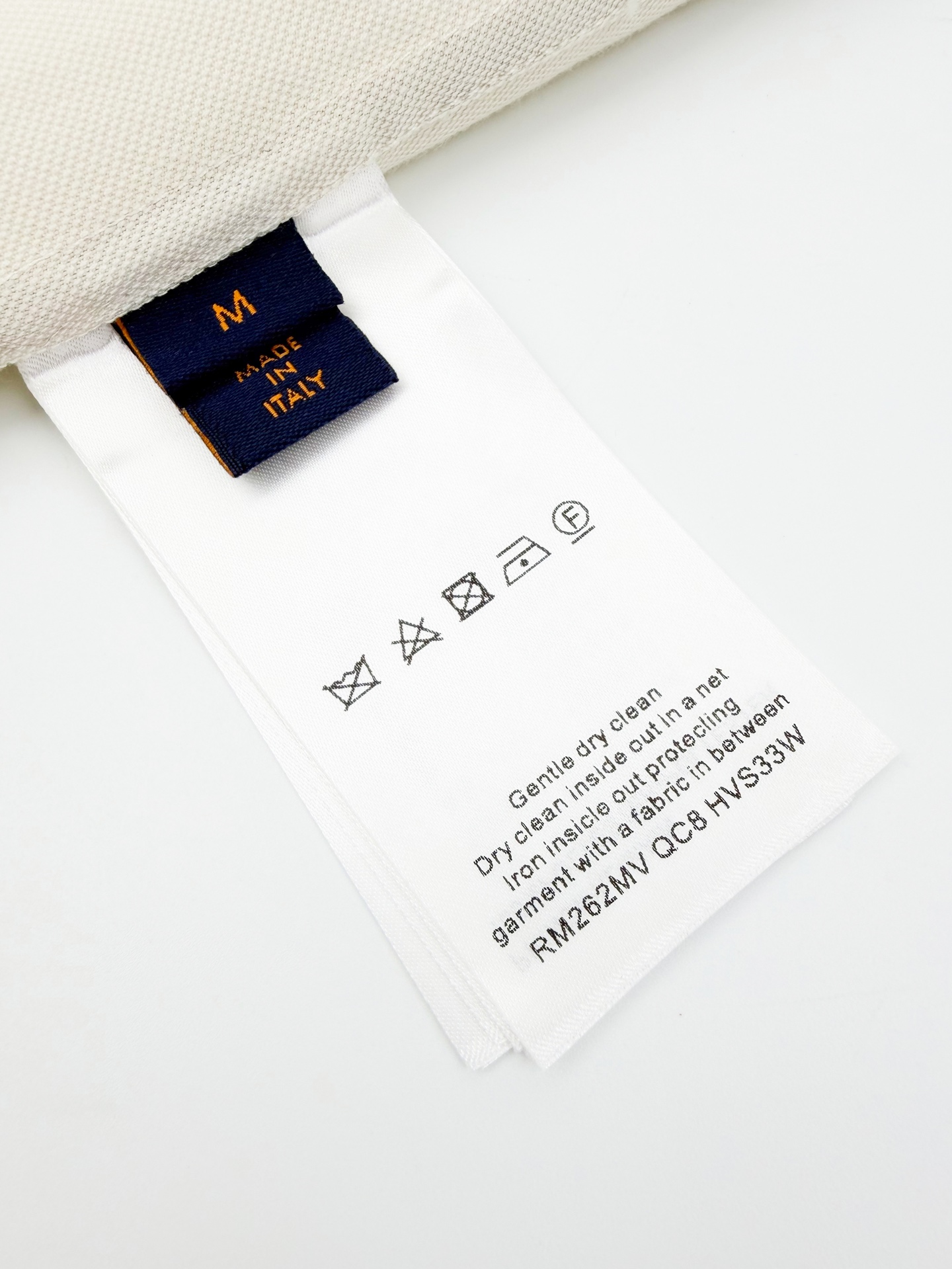 Louis Vuitton 定制暮云奢柔珠玑棉 垂顺挺括 舒适亲肤 奶雾浅杏邂逅深棕绒韵 低饱和 色调 内敛自成奢雅格调 肩袖织带压印LV标识 衣身暗绣LOUIS VUITTON臻贵字母 后领皮牌烙印臻贵身份 隐奢标识层层递进 方寸细节诉说百年法式底蕴 不动声色自成高阶格调