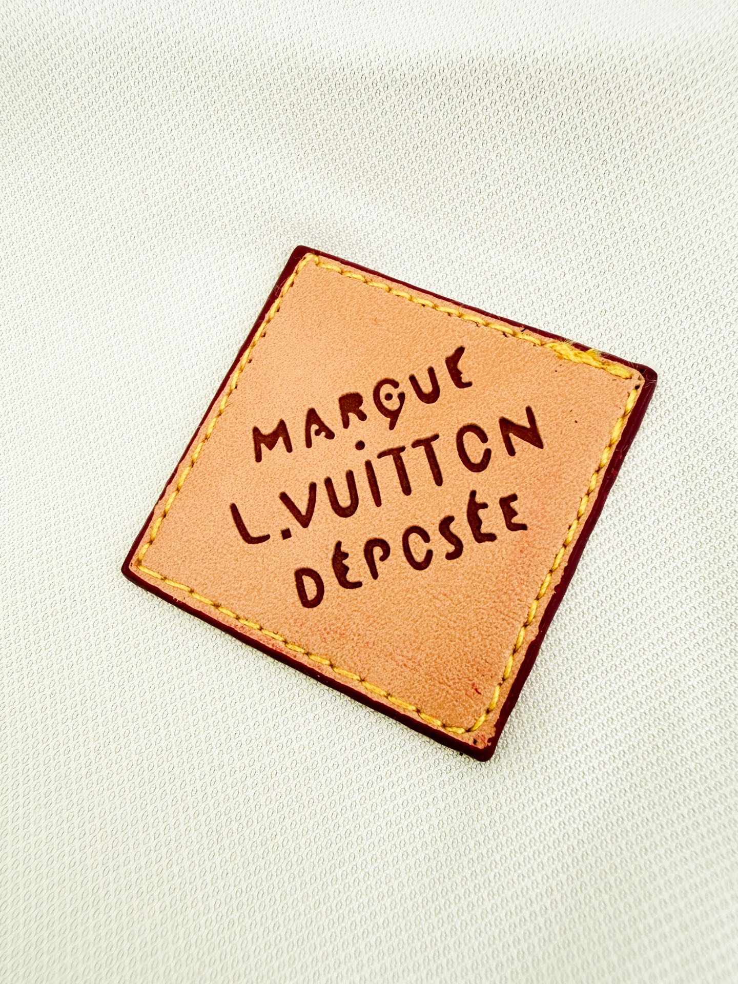 Louis Vuitton 定制暮云奢柔珠玑棉 垂顺挺括 舒适亲肤 奶雾浅杏邂逅深棕绒韵 低饱和 色调 内敛自成奢雅格调 肩袖织带压印LV标识 衣身暗绣LOUIS VUITTON臻贵字母 后领皮牌烙印臻贵身份 隐奢标识层层递进 方寸细节诉说百年法式底蕴 不动声色自成高阶格调