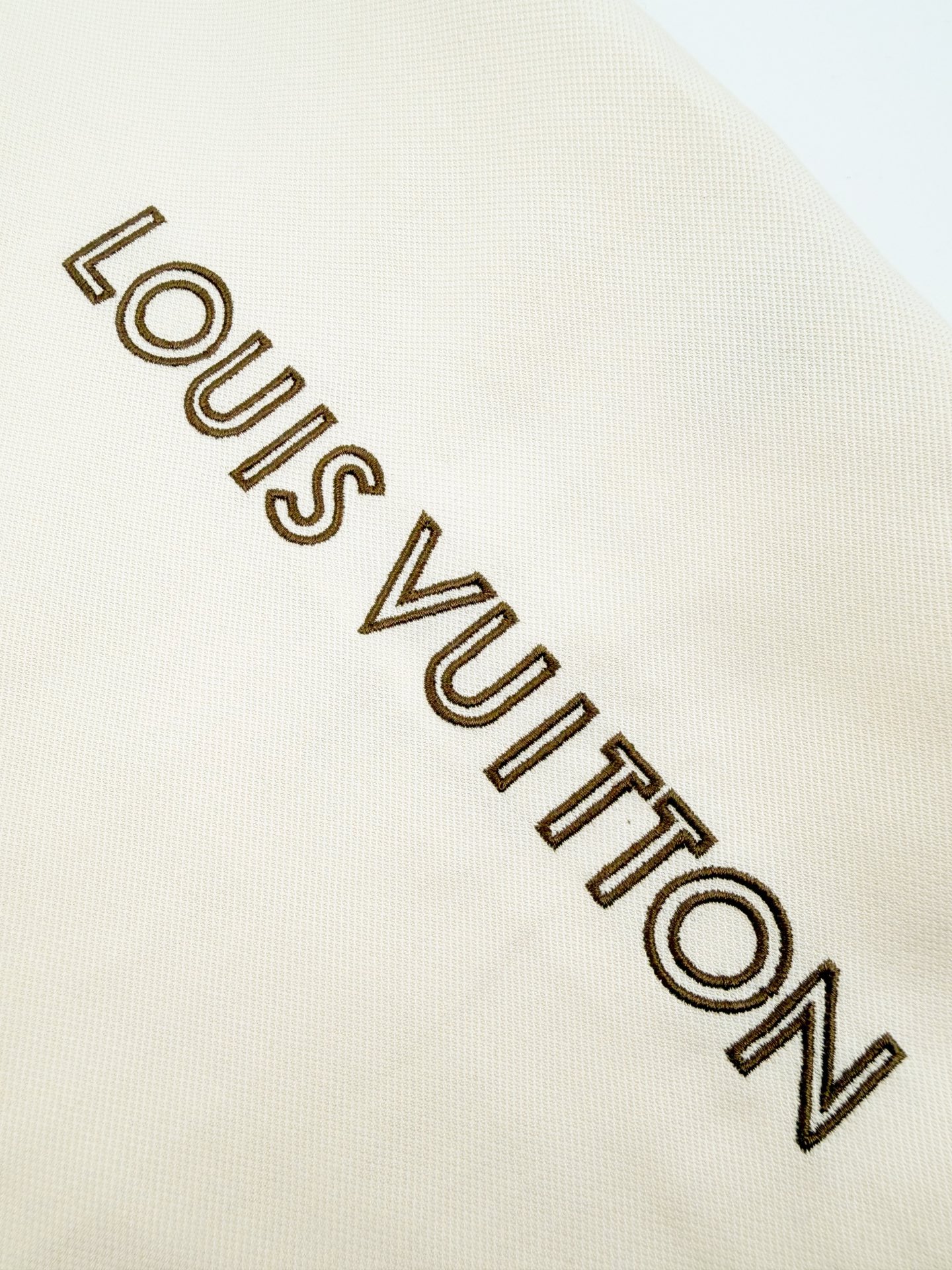 Louis Vuitton 定制暮云奢柔珠玑棉 垂顺挺括 舒适亲肤 奶雾浅杏邂逅深棕绒韵 低饱和 色调 内敛自成奢雅格调 肩袖织带压印LV标识 衣身暗绣LOUIS VUITTON臻贵字母 后领皮牌烙印臻贵身份 隐奢标识层层递进 方寸细节诉说百年法式底蕴 不动声色自成高阶格调
