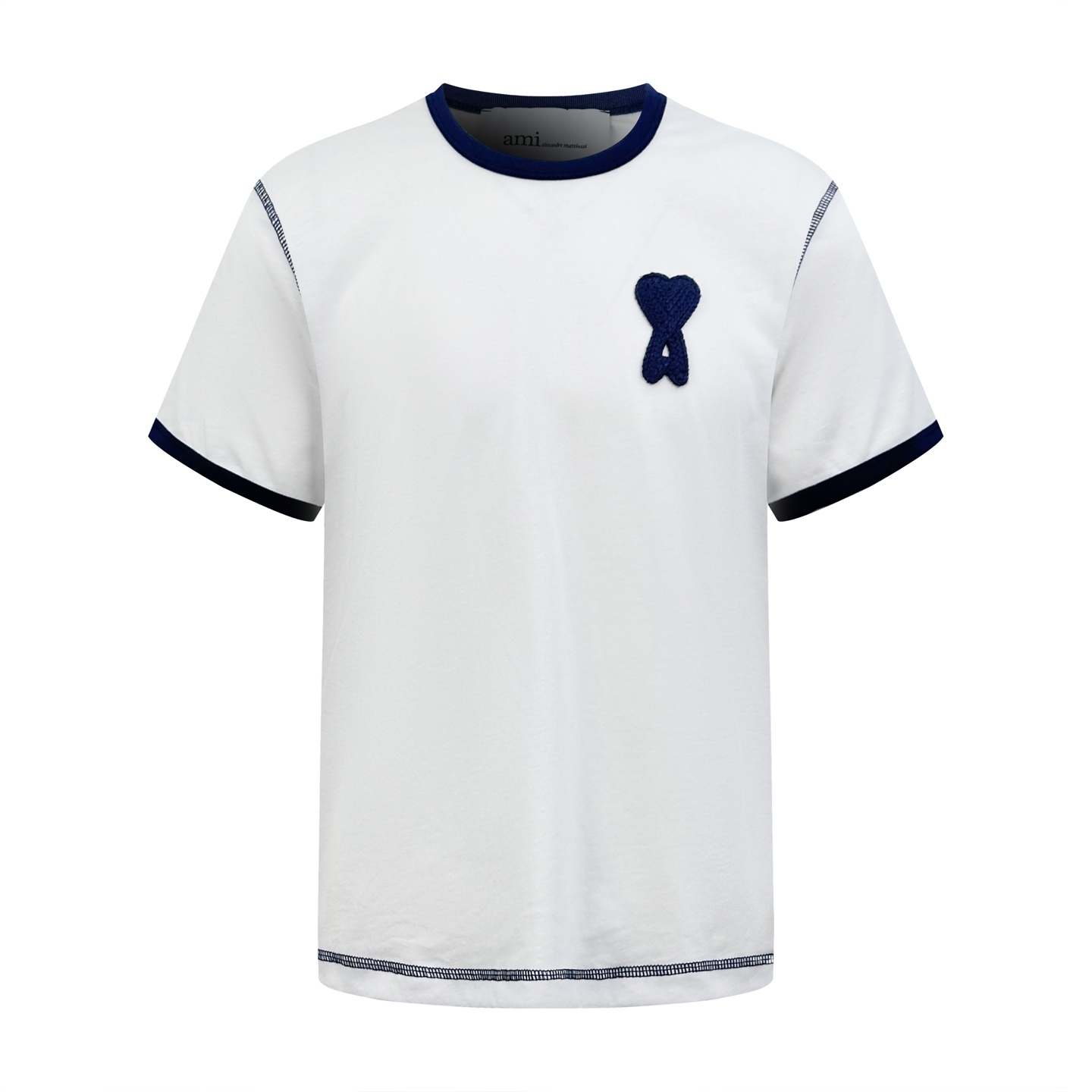 Ami Paris 定制云感冰柔精梳棉 细腻柔软 舒适透气 雾白凝净 藏青缀边 法式撞色自带清冷贵气 胸口钩编爱心凝萃法式匠心 立体肌理暗藏奢雅 尽显高级与温柔风骨 Ami字母刺绣隐缀后领 细腻针脚藏于肌理之间 低调不张扬 于无声处彰显法式轻奢风骨