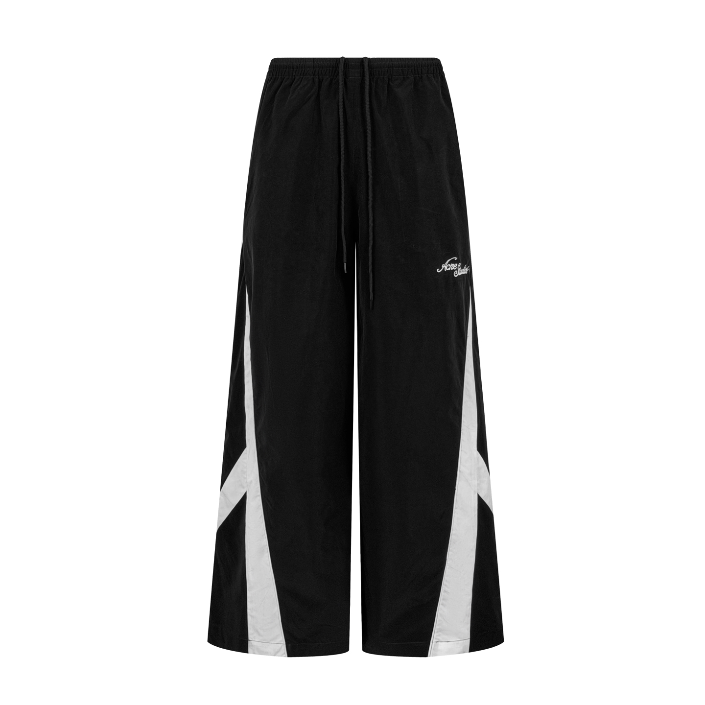 Acne Studios 定制柔雾科技棉混纺 轻盈垂坠 柔雾亲肤 雾面黑调沉淀斯堪的纳维亚式克制美学 两侧几何撞色拼片 与后腰利落滚边 解构 轮廓 如北欧冬夜的星芒切割出利落秩序 手写体Acne Studios徽标轻缀于腿身 是无需张扬的品牌署名 侧袋和后袋暗藏实用匠心 让舒适与极简奢雅 在行走中悄然共生