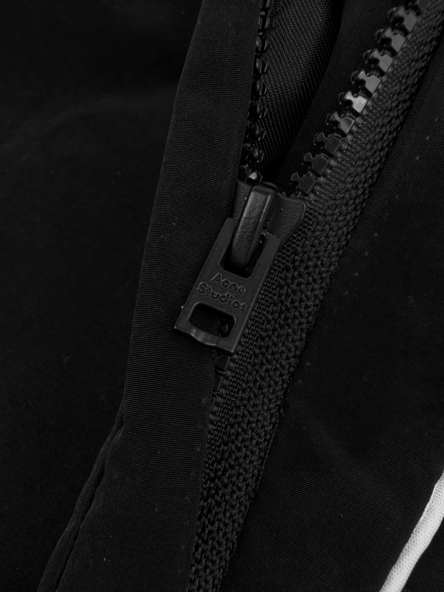 Acne Studios 定制柔雾科技棉混纺 轻盈垂坠 柔雾亲肤 雾面黑调沉淀斯堪的纳维亚式克制美学 两侧几何撞色拼片 与后腰利落滚边 解构 轮廓 如北欧冬夜的星芒切割出利落秩序 手写体Acne Studios徽标轻缀于腿身 是无需张扬的品牌署名 侧袋和后袋暗藏实用匠心 让舒适与极简奢雅 在行走中悄然共生
