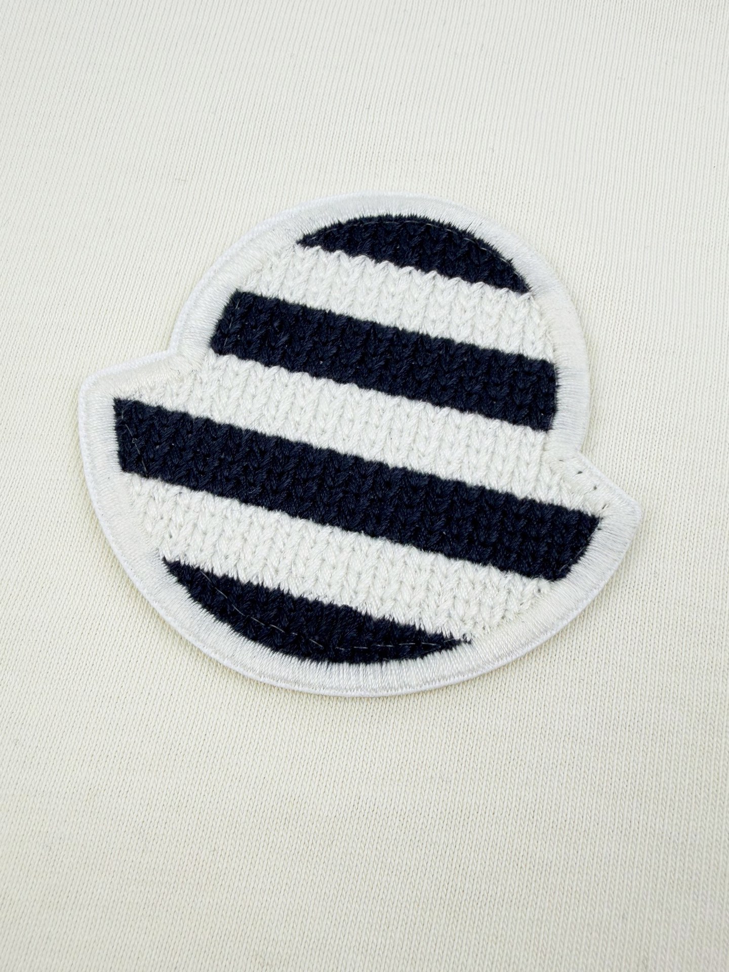 Moncler 工艺1: 采用进口机刺绣工艺 使用先进的计算机控制系统和精密的机械部件 实现Moncler标识贴片工作 精度高 线条流畅而细腻