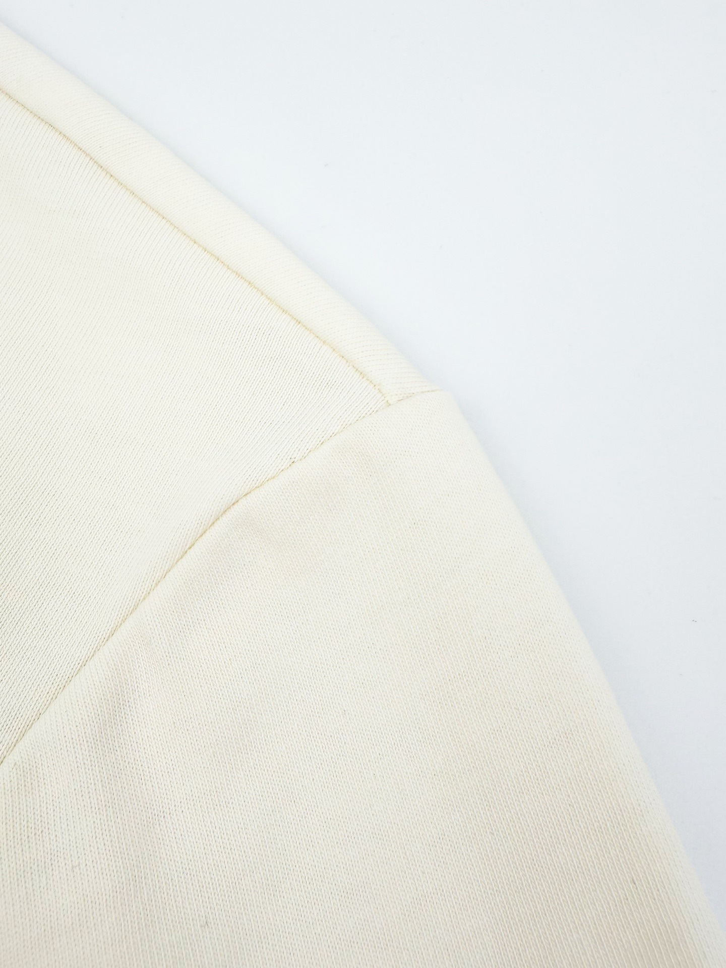 Moncler 工艺1: 采用进口机刺绣工艺 使用先进的计算机控制系统和精密的机械部件 实现Moncler标识贴片工作 精度高 线条流畅而细腻