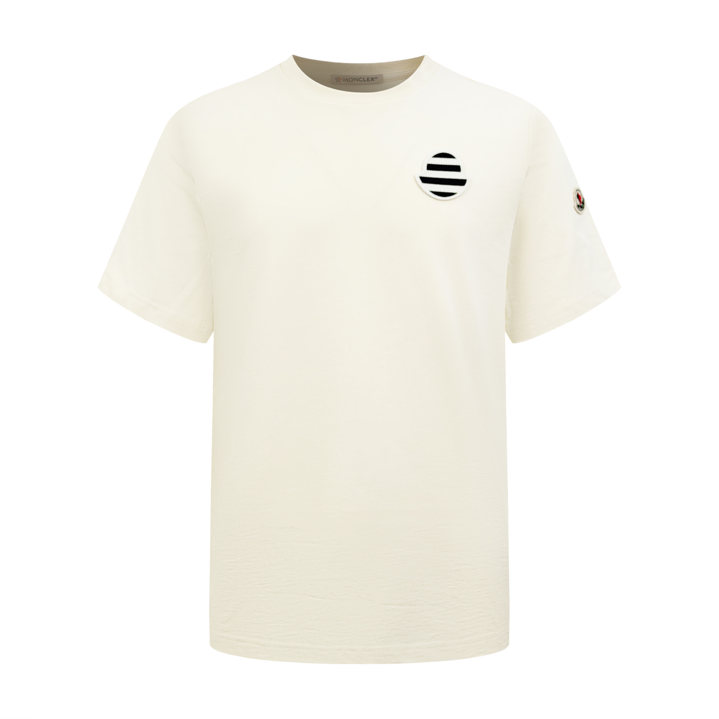 Moncler 工艺1: 采用进口机刺绣工艺 使用先进的计算机控制系统和精密的机械部件 实现Moncler标识贴片工作 精度高 线条流畅而细腻