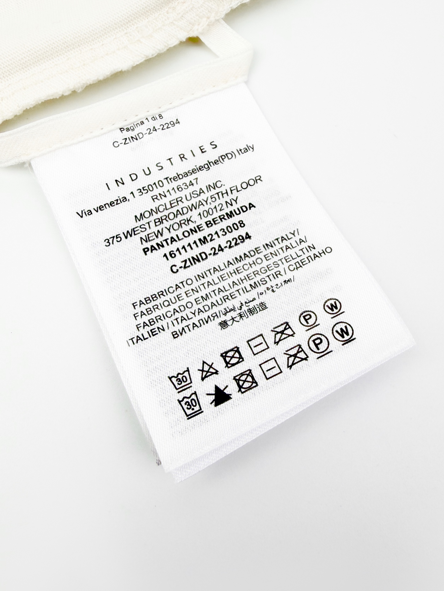 Moncler 工艺1: 采用进口机刺绣工艺 使用先进的计算机控制系统和精密的机械部件 实现Moncler标识贴片工作 精度高 线条流畅而细腻