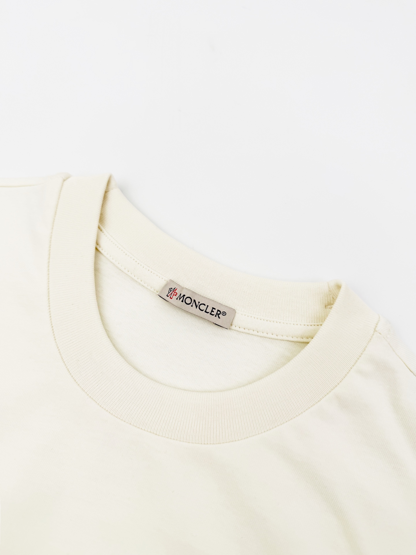 Moncler 工艺1: 采用进口机刺绣工艺 使用先进的计算机控制系统和精密的机械部件 实现Moncler标识贴片工作 精度高 线条流畅而细腻