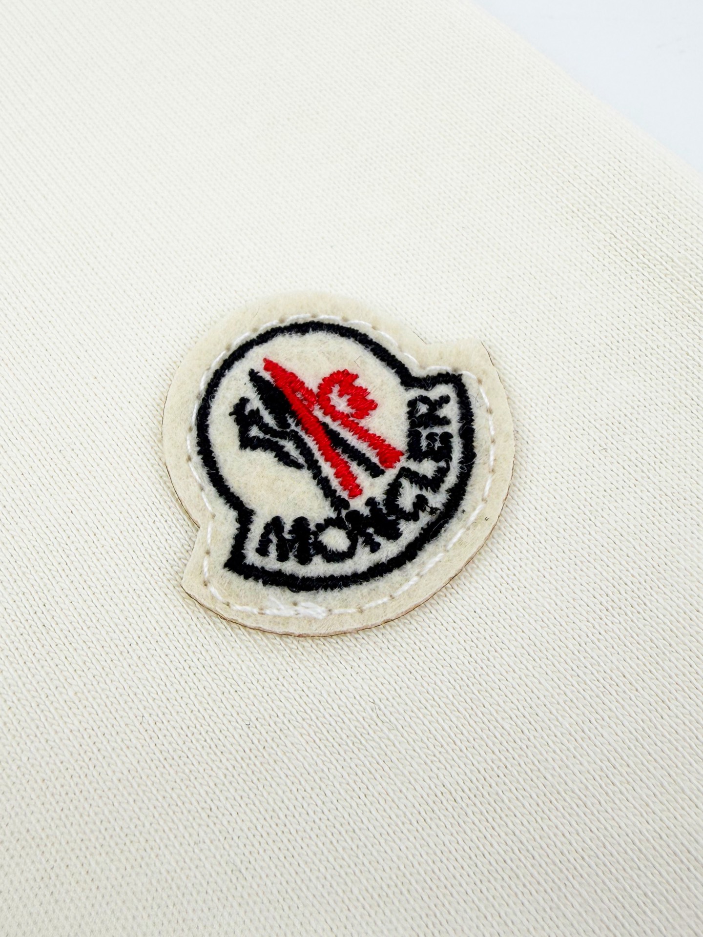 Moncler 工艺1: 采用进口机刺绣工艺 使用先进的计算机控制系统和精密的机械部件 实现Moncler标识贴片工作 精度高 线条流畅而细腻