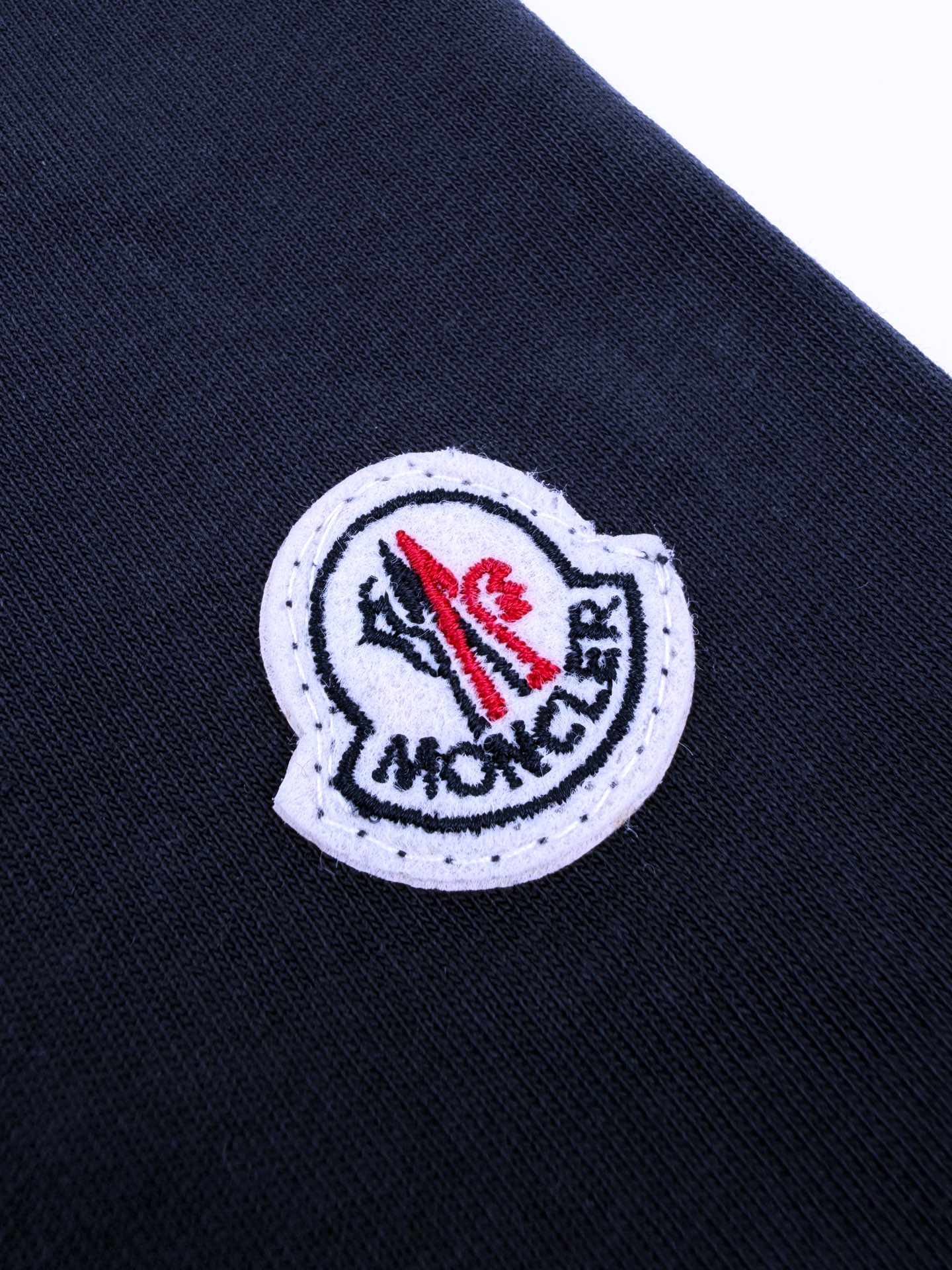 Moncler 工艺1: 采用进口机刺绣工艺 使用先进的计算机控制系统和精密的机械部件 实现Moncler标识贴片工作 精度高 线条流畅而细腻
