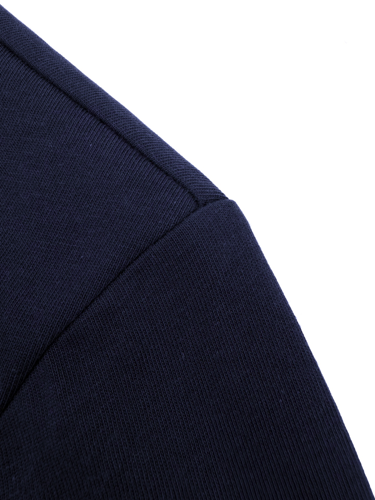Moncler 工艺1: 采用进口机刺绣工艺 使用先进的计算机控制系统和精密的机械部件 实现Moncler标识贴片工作 精度高 线条流畅而细腻