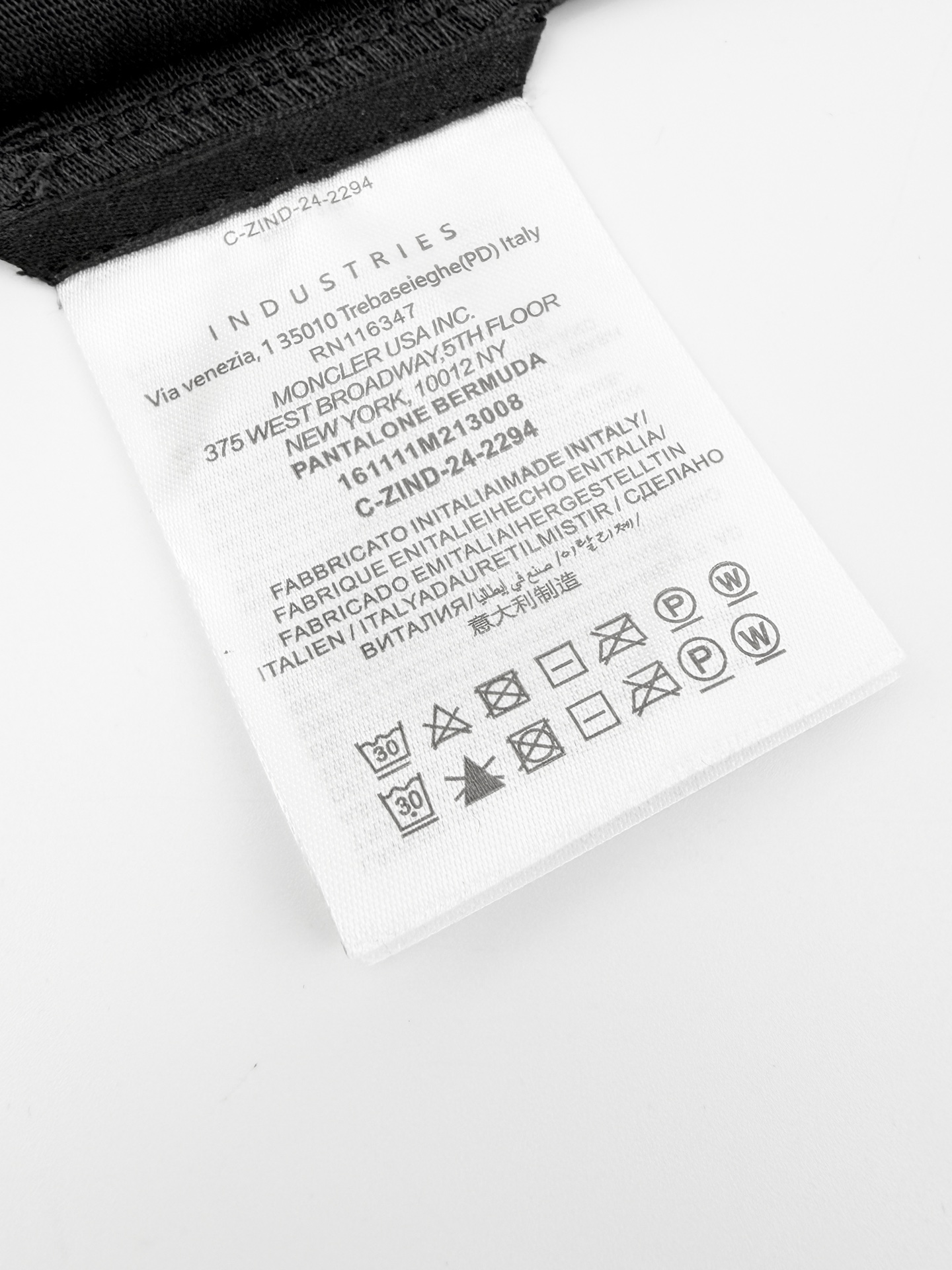 Moncler 工艺1: 采用进口机刺绣工艺 使用先进的计算机控制系统和精密的机械部件 实现Moncler标识贴片工作 精度高 线条流畅而细腻