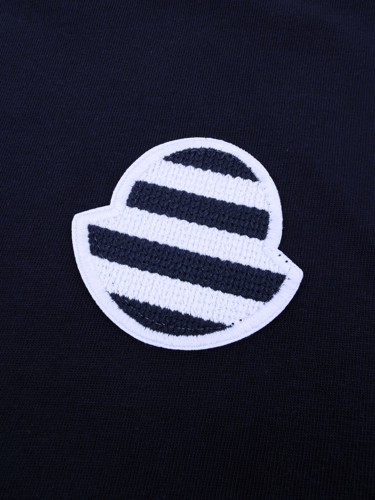 Moncler 工艺1: 采用进口机刺绣工艺 使用先进的计算机控制系统和精密的机械部件 实现Moncler标识贴片工作 精度高 线条流畅而细腻