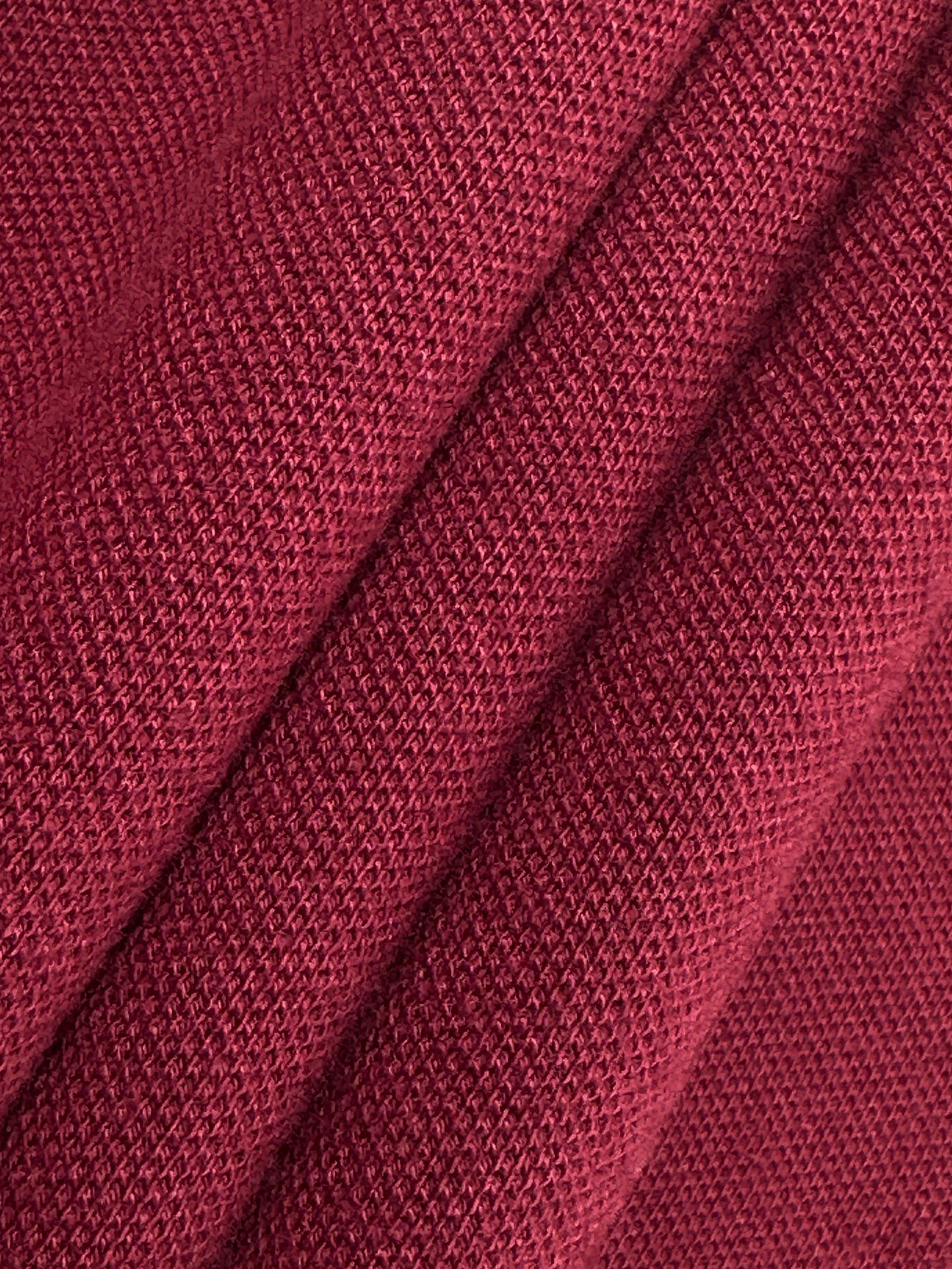 Acne Studios 定制绒壤有机棉 细腻柔软 温润亲肤 岁月沉淀的砖红做旧色 肌理间漫溢克制而隽永的贵气 一枚Acne Studios 徽标 轻落于左胸之上 于低调处镌刻品牌基因 极简却掷地有声 Polo廓形承托日常 徽标细节点亮格调 于简约中 见奢华真意