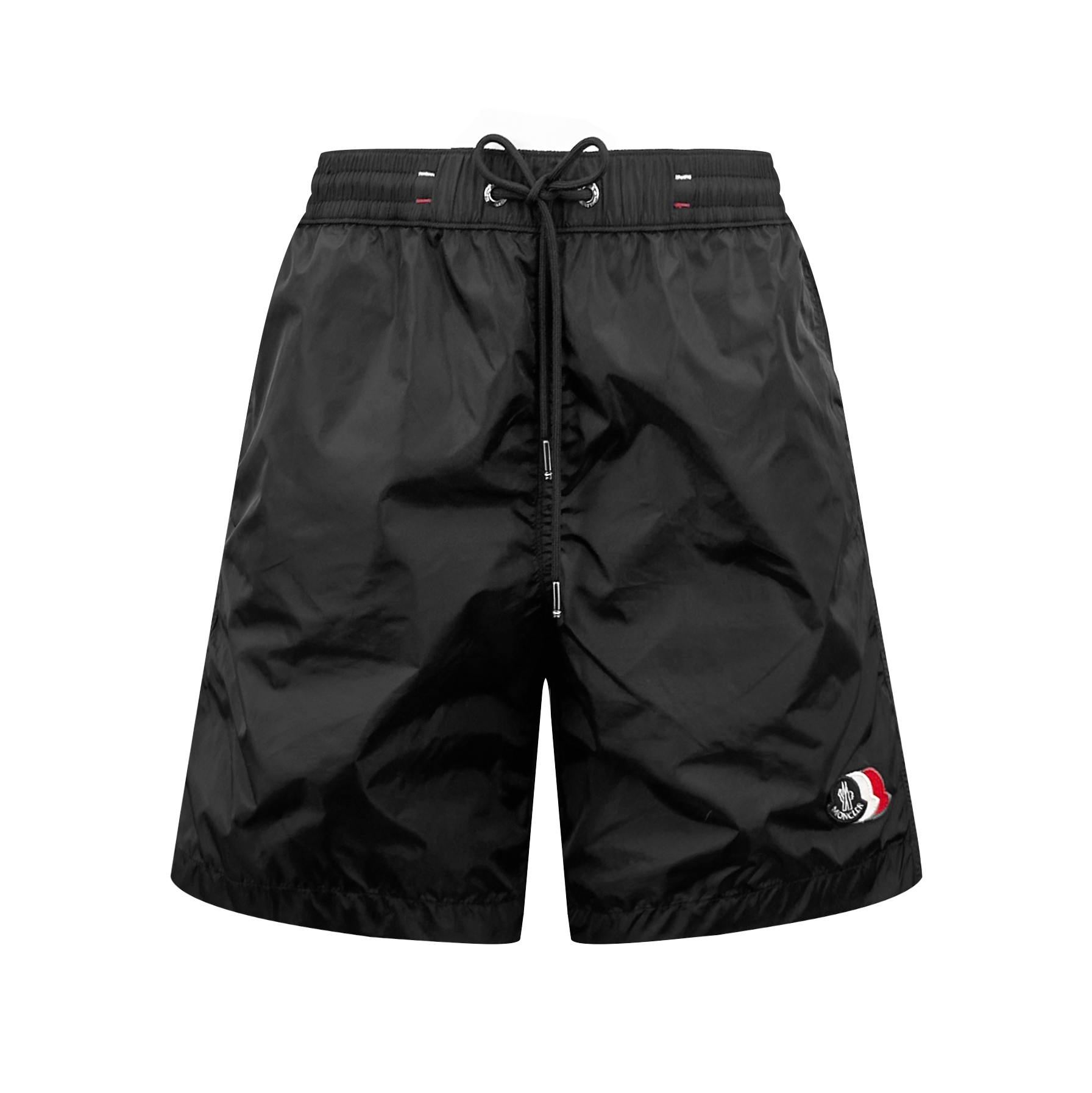 Moncler 定制冰壤棱织尼龙 搭配细密网布衬里 清爽透气 舒适贴肤 以深邃的黑为主色调 纯粹而深邃 标志性Moncler标识贴片轻缀裤身 瞬间为整体造型注入灵魂 彰显品牌魅力 背面巧妙融入拉链口袋 辅以三色饰边点缀 增添层次与动感 每一处细节都是对传统工装的反叛 以轻盈之姿解锁夏日百变奢雅