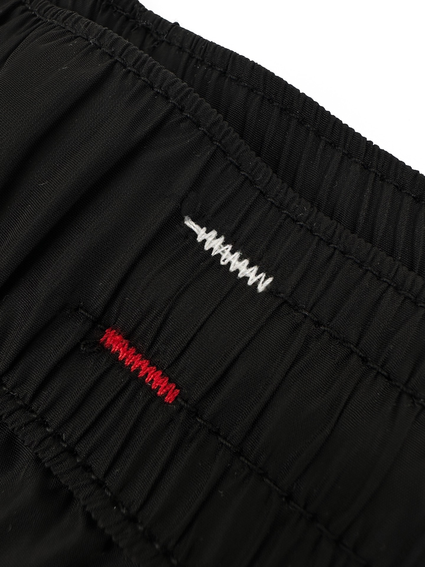Moncler 定制冰壤棱织尼龙 搭配细密网布衬里 清爽透气 舒适贴肤 以深邃的黑为主色调 纯粹而深邃 标志性Moncler标识贴片轻缀裤身 瞬间为整体造型注入灵魂 彰显品牌魅力 背面巧妙融入拉链口袋 辅以三色饰边点缀 增添层次与动感 每一处细节都是对传统工装的反叛 以轻盈之姿解锁夏日百变奢雅