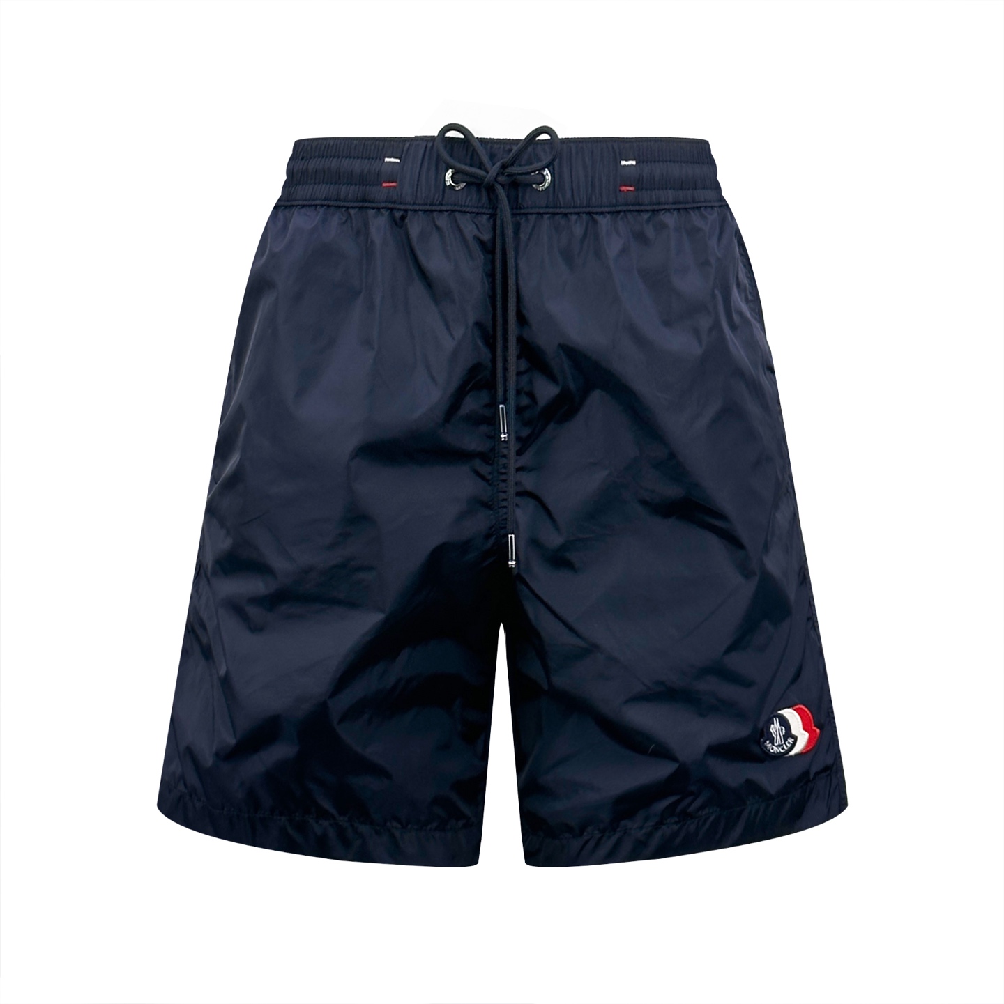 Moncler 定制冰壤棱织尼龙 搭配细密网布衬里 清爽透气 舒适贴肤 以墨海藏蓝为主色调 深邃而沉静 标志性Moncler标识贴片轻缀裤身 瞬间为整体造型注入灵魂 彰显品牌魅力 背面巧妙融入拉链口袋 辅以三色饰边点缀 增添层次与动感 每一处细节都是对传统工装的反叛 以轻盈之姿解锁夏日百变奢雅