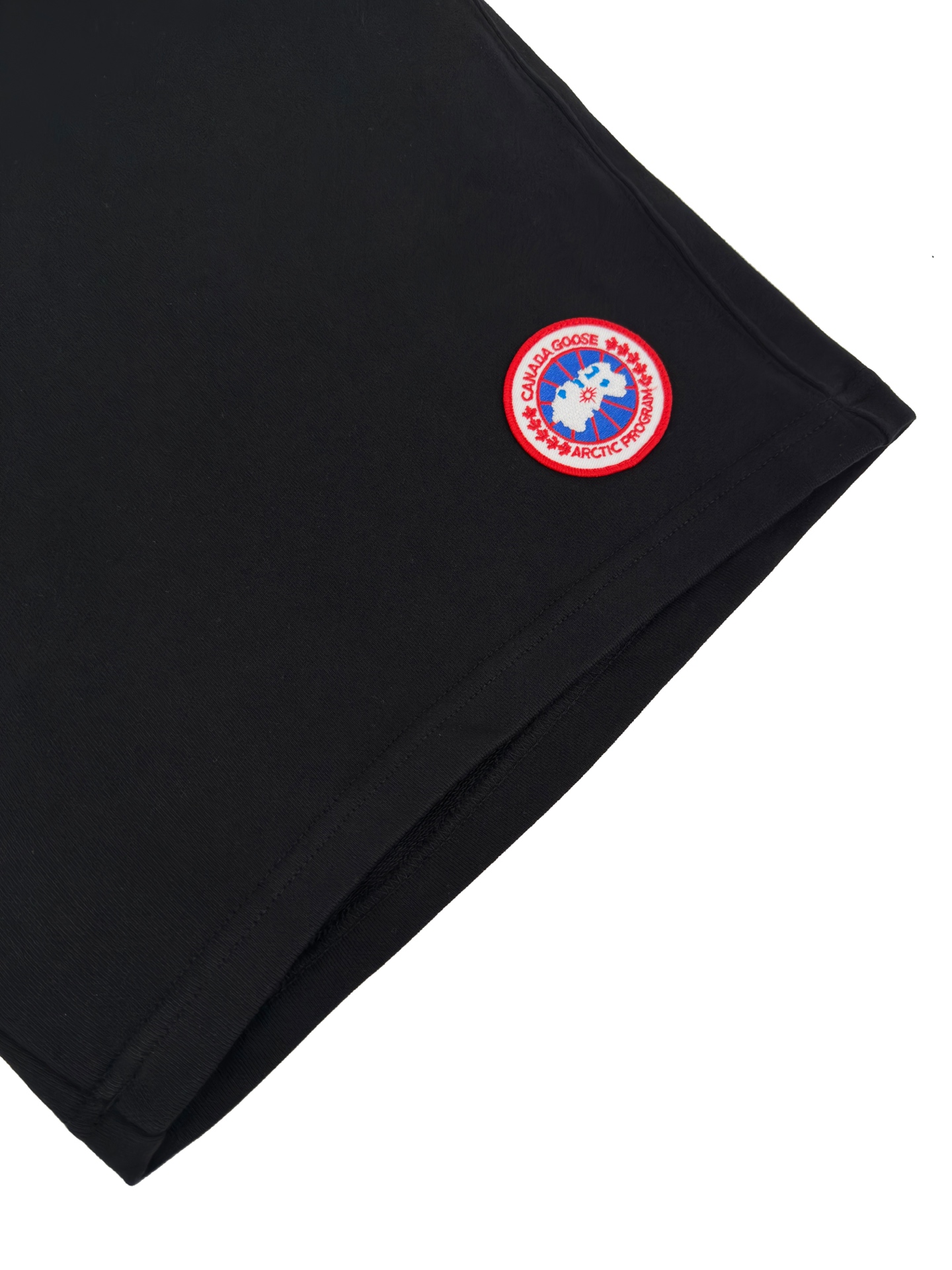 Canada Goose 定制云感精棉毛圈 软糯厚实 垂坠挺括 暗夜曜石黑为底 如极夜般沉静深邃 于无声处藏住锋芒 Canada Goose徽标以立体刺绣轻缀裤身 红白蓝撞色于静谧中点亮 于简约中镌刻极地基因 极简之风 设计之韵 穿搭之魂