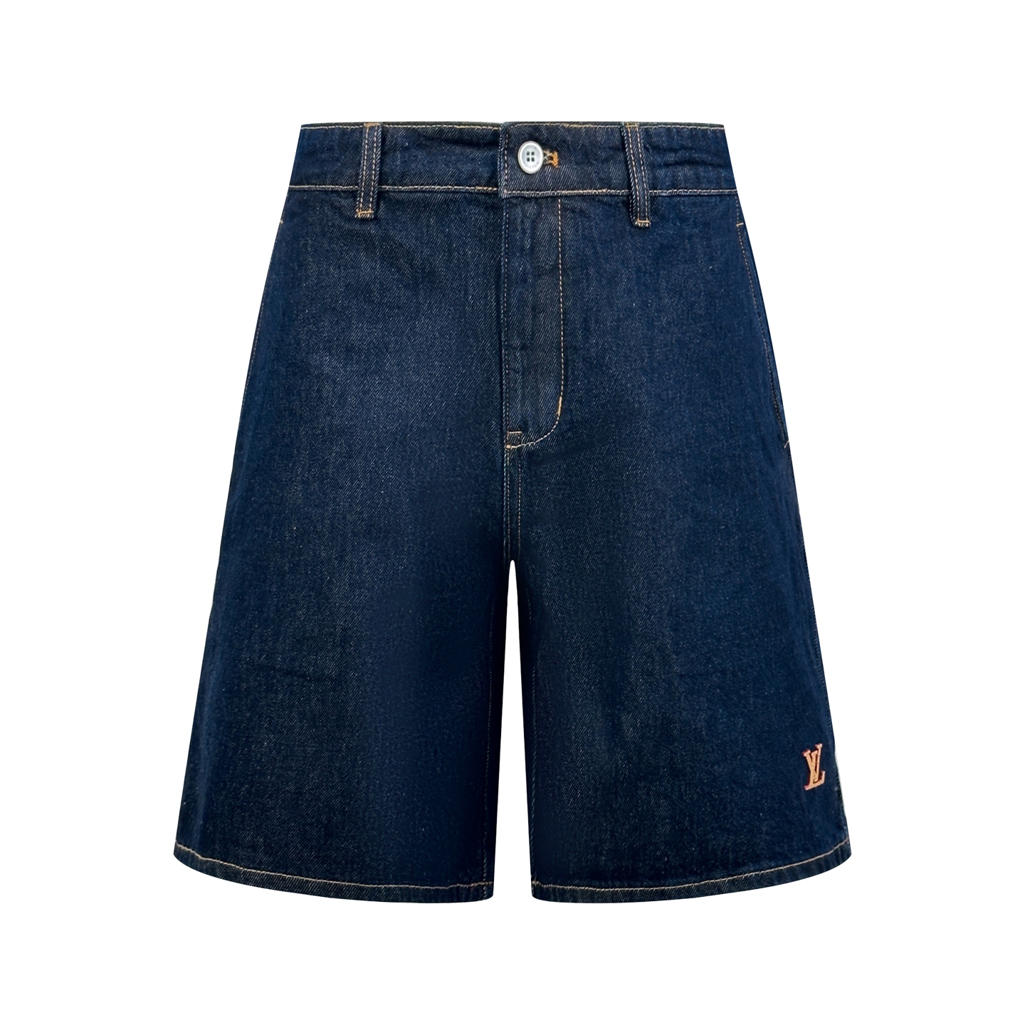 NO:845275,LOUIS VUITTON Logo denim shorts. Custom-woven twill cotton-like denim. Crisp texture. Comfortable and skin-friendly. Silent indigo as night. Preserved century-old elegance in denim. Subdued low-key edge in the flow of light and shadow. LV VVN leather-style patch on the left trouser leg. The delicate texture is engraved with the brand DNA. Pearlescent buttons and formal tailoring pockets are exquisitely echoed. Italian elegance and urban style are integrated into the details.  Silently telling the pioneering attitude. Process 1: Use imported special machine infrared to locate 'LV leather patch'. The position is more accurate and firm. Process 2: Ergonomic three-dimensional cutting. Return to traditional craftsmanship through segmentation, folding, shrinking and stretching. The so-called slow work and fine work is respect for the material. The pursuit of feel. Complex and tedious workmanship. Slow timeliness and high loss. Process 3: Dual process of washing and light frying. The denim material is desizing and cleaning pre-processed first.  Then it is sand washed to produce a fading effect, and then fried through special chemical treatment to give the jeans a unique contrasting effect. Accessories Customized 1:1 LV buttons Customized 1:1 LV zippers Customized 1:1 LV leather patches Customized 1:1 LV trademark Fit Loose fit Size 30 31 32 33 Style No. BB850-A65,, louis vuitton, louis  vuitton,shorts,jeans,19860909LOUIS VUITTON 标识牛仔短裤 定制匠织斜纹棉感丹宁 质感挺括 舒适亲肤 沉谧靛蓝如夜 沉淀百年丹宁奢雅 于光影流转间晕染低调锋芒 左侧裤脚缀以LV VVN皮革风格贴饰 细腻肌理镌刻品牌基因 珠光纽扣与正装剪裁口袋精巧呼应 将意式奢雅与都市型格融于细节 无声诉说先锋姿态 工艺1: 采用进口专机红外线定位“LV皮革贴饰” 位置更为精准 牢固结实 工艺2: 人体学立体裁剪 回归传统工艺手法 通过分割 折叠 抽缩 拉展技术手法 所谓慢工出细活 是对材料的尊重 对手感的追求 做工复杂 繁琐 时效慢 损耗高 工艺3: 洗水轻炒双工艺 先对牛仔料进行退浆清洗预处理 再进行砂洗以产生褪色效果 从而通过特殊的化学处理进行炒色 使牛仔裤出现独特撞色效果 辅料 定制1:1 LV 钮扣 定制1:1 LV 拉链 定制1:1 LV 皮革贴饰 定制1:1 LV 商标 版型 宽松版型 尺码 30 31 32 33 款号 BB850-A65,,louis vuitton,louis vuitton,shorts,jeans,,Men's clothing
