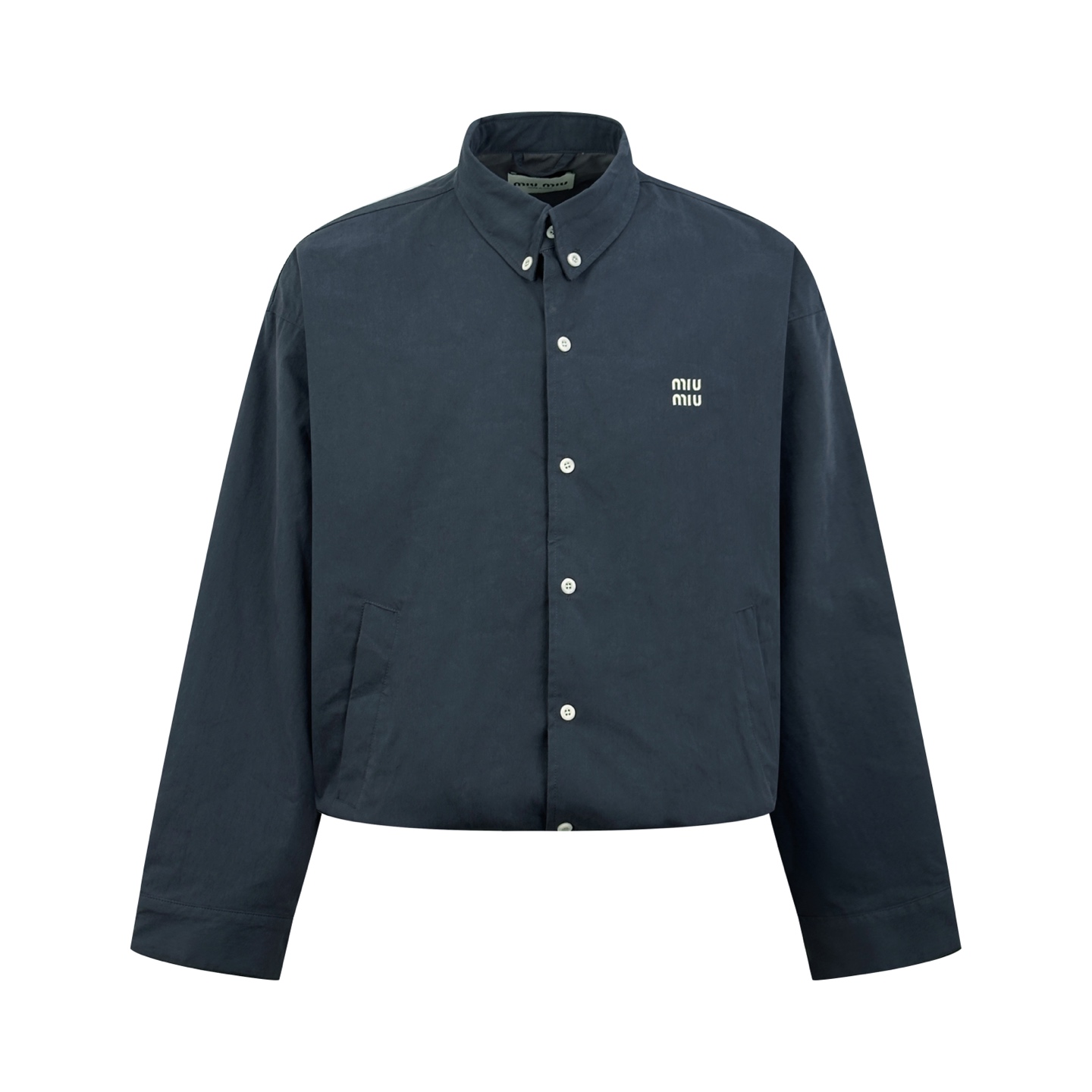 P255 MiuMiu Chaqueta con logo bordado Personalizada en popelín de textura ahumada Suave y estructurada Cálida y suave a…