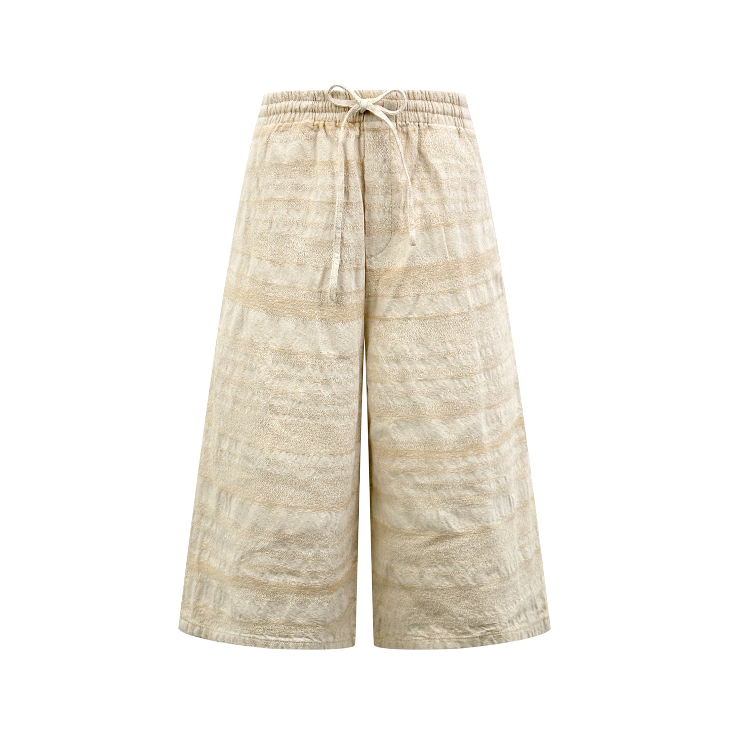 NO:952533,Version 2 Loewe embroidered denim pants. Custom-woven moire jacquard denim. Soft and crisp, comfortable and skin-friendly. Sand-washed rice gold interweaves light apricot texture. The jacquard texture is like a hand-dyed art painting. The quiet tones hide the recognition of luxury. The loose mid-length silhouette outlines a lazy charm. The drawstring elastic waist is casual and unrestricted. The back patch pocket is embellished with the Anagram embroidery logo.  The brand's artistic gene is engraved in the low-key details, and the complete set of the same series echoes the top and bottom as a whole, showing a relaxed and luxurious artistic style. Process 1: The fabric uses jacquard technology. By weaving a beading effect texture on the surface of the fabric, the interweaving method of warp and weft threads is precisely controlled, and the yarn density and tension make the fabric present a richer three-dimensional layer. Process 2: Using imported machine embroidery technology, using advanced computer control systems and sophisticated mechanical components to realize the Anagram logo embroidery operation with high precision.  The lines are smooth and delicate. Process 3: The fabrics have been fermented and washed. The hand feel and texture are better. Not easy to deform, not easy to shrink, not easy to fade. Maintain long-term beauty. Accessories. Customized 1:1 Loewe trademark. Version. Loose version. Size S M L XL. Style number BB899,, loewe,19860909版本2 Loewe 刺绣单宁布裤子 定织匠织云纹提花单宁 柔糯挺括 舒适亲肤 砂洗米金交织浅杏肌理 提花纹理宛若手工晕染的艺术画作 于静谧色调间暗藏奢品辨识度 宽松中长款廓形勾勒慵懒气韵 抽绳松紧腰头随性无拘 后贴袋缀以Anagram刺绣徽标 在低调细节间铭刻品牌艺术基因 同系列成套穿搭 上下呼应浑然一体 尽显松弛有度的顶奢艺境格调 工艺1: 面料采用提花工艺 通过在织物表面织就珠饰效果纹理 精准控制经纬线交织方式 纱线密度与张力 令面料呈现出更丰富的立体层次 工艺2: 采用进口机刺绣工艺 使用先进的计算机控制系统和精密的机械部件 实现Anagram标识刺绣作业 精度高 线条流畅而细腻 工艺3: 面料都经过酵洗 手感质感更佳 不易变形 不易缩水 不易褪色 保持长久的美观 辅料 定制1:1 Loewe 商标 版型 宽松版型 尺码 S M L XL 款号 BB899,,loewe,,Men's clothing