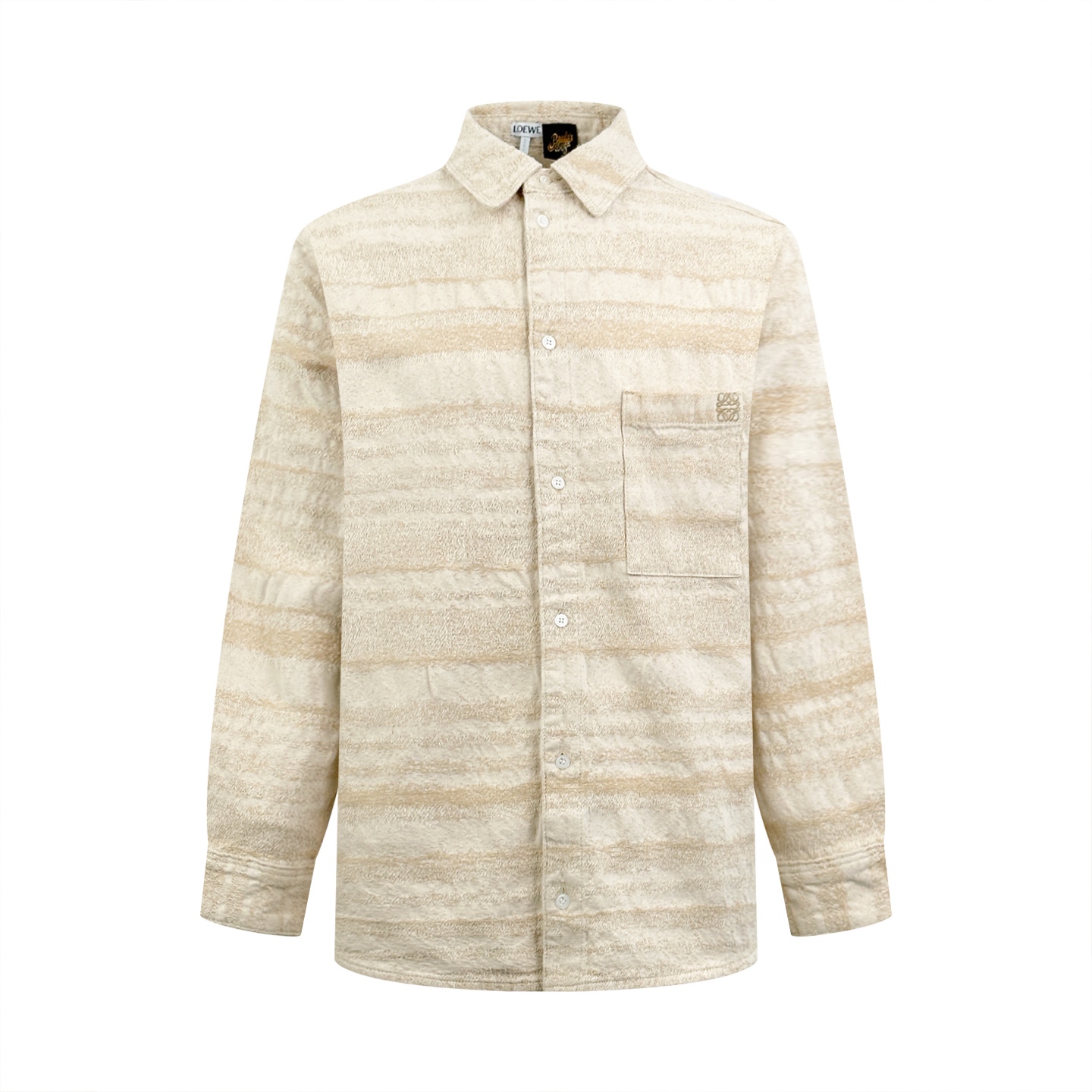 NO:952526,Version 2 LoewAnagram embroidered denim shirt. Custom-woven moire jacquard denim. Soft and crisp, comfortable and skin-friendly. Sand-washed rice gold interweaves light apricot texture. The jacquard texture is like a hand-dyed art painting. The quiet tones hide the recognition of luxury goods. The classic lapel and placket buttons are neatly designed. The chest patch pocket is decorated with the Anagram embroidered logo. The brand's artistic genes are engraved in low-key details. Wear it as a complete set from the same series.  The upper and lower echoes seamlessly, showing a relaxed and luxurious artistic style. Process 1: Fabric jacquard technology. Jacquard weaving technology is used to weave a beaded effect texture on the surface of the fabric. Control the interweaving method of warp and weft threads. Precisely control the interweaving density and tension of the yarn to make it more three-dimensional. Process 2: Use imported machine embroidery technology. Use advanced computer control systems and precision mechanical components to realize the Anagram logo embroidery operation with high precision and smooth and delicate lines. Process 3: The fabrics have been fermented and washed.  Better feel and texture, not easy to deform, not easy to shrink, not easy to fade, maintain long-term beauty, accessories, customized 1:1 Loewe trademark, version, loose version, size 36 38 40 42 style number BB873,,loewe,shirts,19860909版本2 LoewAnagram 刺绣单宁布衬衫 定织匠织云纹提花单宁 柔糯挺括 舒适亲肤 砂洗米金交织浅杏肌理 提花纹理宛若手工晕染的艺术画作 于静谧色调间暗藏奢品辨识度 经典翻领与门襟纽扣设计利落大气 胸前贴袋饰以Anagram刺绣徽标 在低调细节间铭刻品牌艺术基因 同系列成套穿搭 上下呼应浑然一体 尽显松弛有度的顶奢艺境格调 工艺1: 面料提花工艺 通过在织物表面织出珠饰效果纹理提花织纹技术 控制经纬线的交织方式 精确控制纱线的交织密度和张力 使其更具立体感 工艺2: 采用进口机刺绣工艺 使用先进的计算机控制系统和精密的机械部件 实现Anagram标识刺绣作业 精度高 线条流畅而细腻 工艺3: 面料都经过酵洗 手感质感更佳 不易变形 不易缩水 不易褪色 保持长久的美观 辅料 定制1:1 Loewe 商标 版型 宽松版型 尺码 36 38 40 42 款号 BB873,,loewe,shirts,,Men's clothing