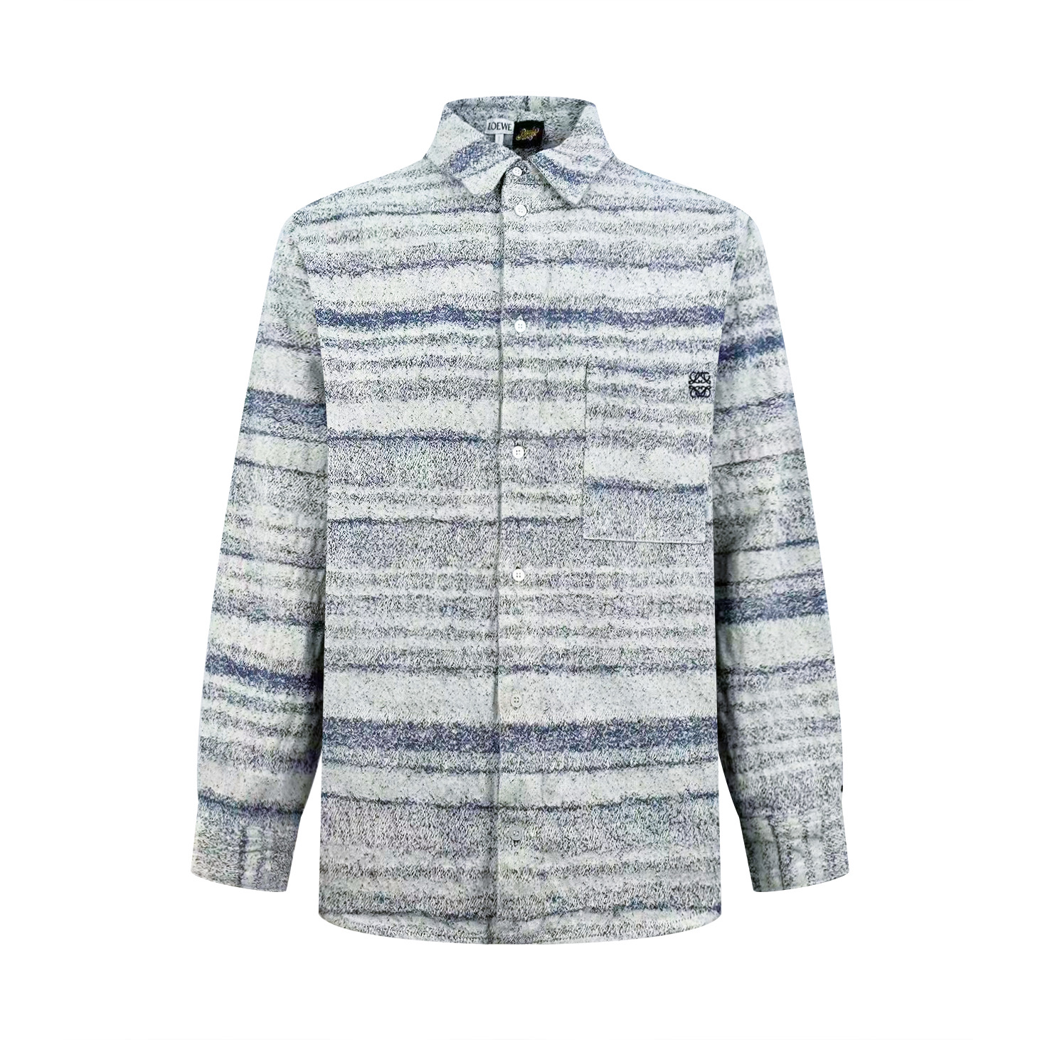 NO:952519,Version 2 LoewAnagram embroidered denim shirt. Custom-woven moire jacquard denim. Soft and crisp, comfortable and skin-friendly. Sand-washed gray and blue interwoven with light rice texture. The jacquard texture is like a hand-dyed art painting. The quiet tones hide the recognition of luxury goods. The classic lapel and placket buttons are neatly designed. The chest patch pocket is decorated with the Anagram embroidered logo. The brand's artistic genes are engraved in low-key details. Wear it as a complete set from the same series.  The upper and lower echoes seamlessly, showing a relaxed and luxurious artistic style. Process 1: Fabric jacquard technology. Jacquard weaving technology is used to weave a beaded effect texture on the surface of the fabric. Control the interweaving method of warp and weft threads. Precisely control the interweaving density and tension of the yarn to make it more three-dimensional. Process 2: Use imported machine embroidery technology. Use advanced computer control systems and precision mechanical components to realize the Anagram logo embroidery operation with high precision and smooth and delicate lines. Process 3: The fabrics have been fermented and washed.  Better feel and texture, not easy to deform, not easy to shrink, not easy to fade, maintain long-term beauty, accessories, customized 1:1 Loewe trademark, version, loose version, size 36 38 40 42 style number BB873,,loewe,shirts,19860909版本2 LoewAnagram 刺绣单宁布衬衫 定织匠织云纹提花单宁 柔糯挺括 舒适亲肤 砂洗灰蓝交织浅米肌理 提花纹理宛若手工晕染的艺术画作 于静谧色调间暗藏奢品辨识度 经典翻领与门襟纽扣设计利落大气 胸前贴袋饰以Anagram刺绣徽标 在低调细节间铭刻品牌艺术基因 同系列成套穿搭 上下呼应浑然一体 尽显松弛有度的顶奢艺境格调 工艺1: 面料提花工艺 通过在织物表面织出珠饰效果纹理提花织纹技术 控制经纬线的交织方式 精确控制纱线的交织密度和张力 使其更具立体感 工艺2: 采用进口机刺绣工艺 使用先进的计算机控制系统和精密的机械部件 实现Anagram标识刺绣作业 精度高 线条流畅而细腻 工艺3: 面料都经过酵洗 手感质感更佳 不易变形 不易缩水 不易褪色 保持长久的美观 辅料 定制1:1 Loewe 商标 版型 宽松版型 尺码 36 38 40 42 款号 BB873,,loewe,shirts,,Men's clothing